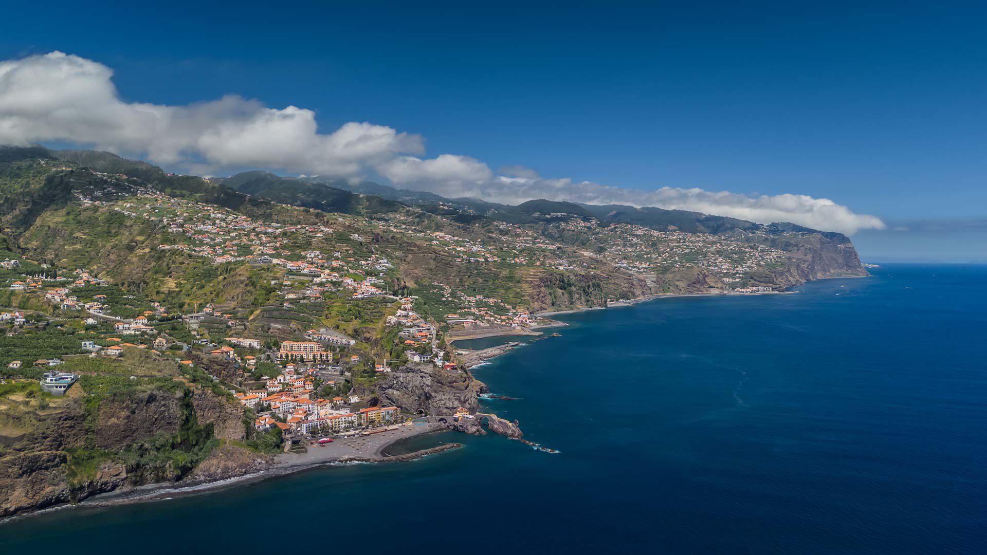 Encosta da Madeira com vista para o Funchal.