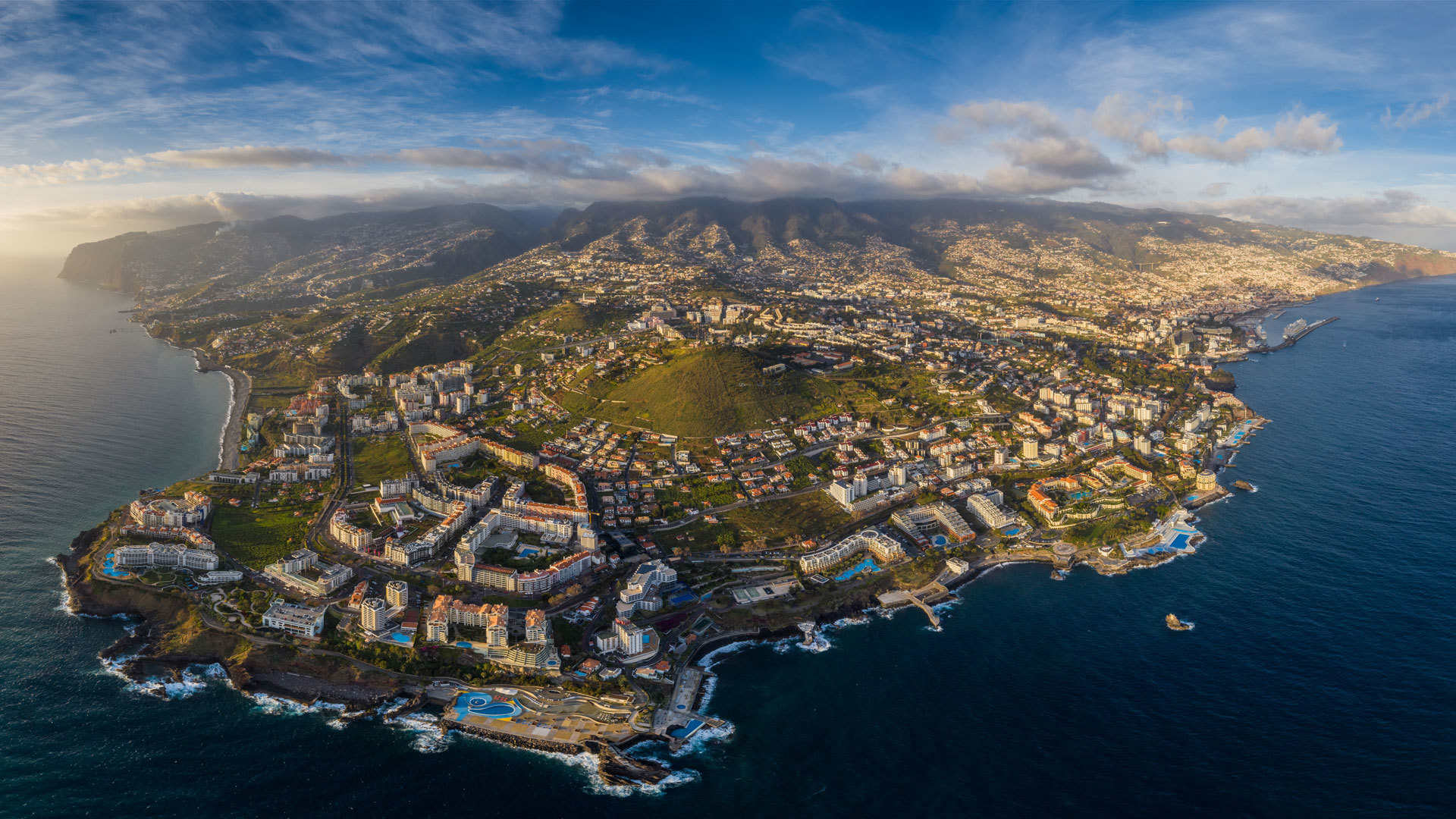 Luftaufnahme von Funchal an der Küste, aufgenommen mit Drohne.