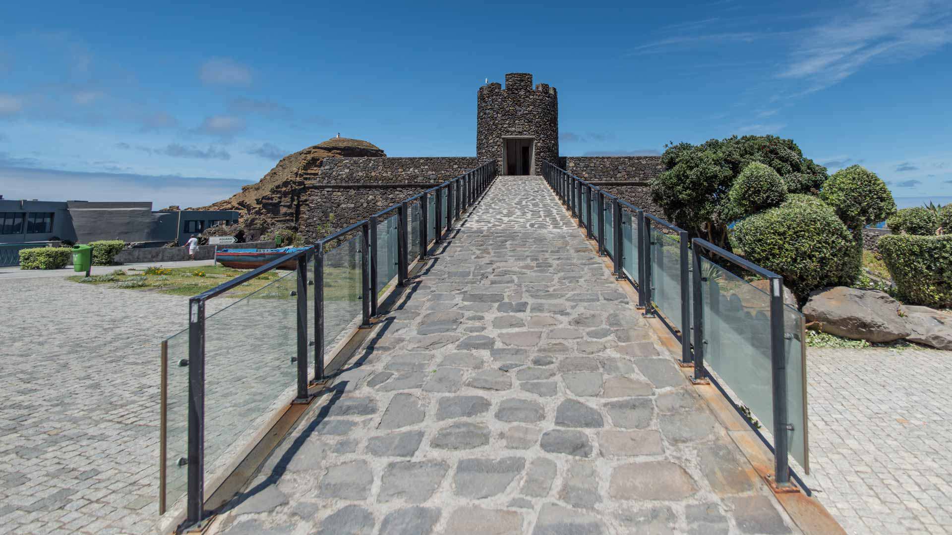 Brücke mit Glasbalkonen zum steinernen Fort.