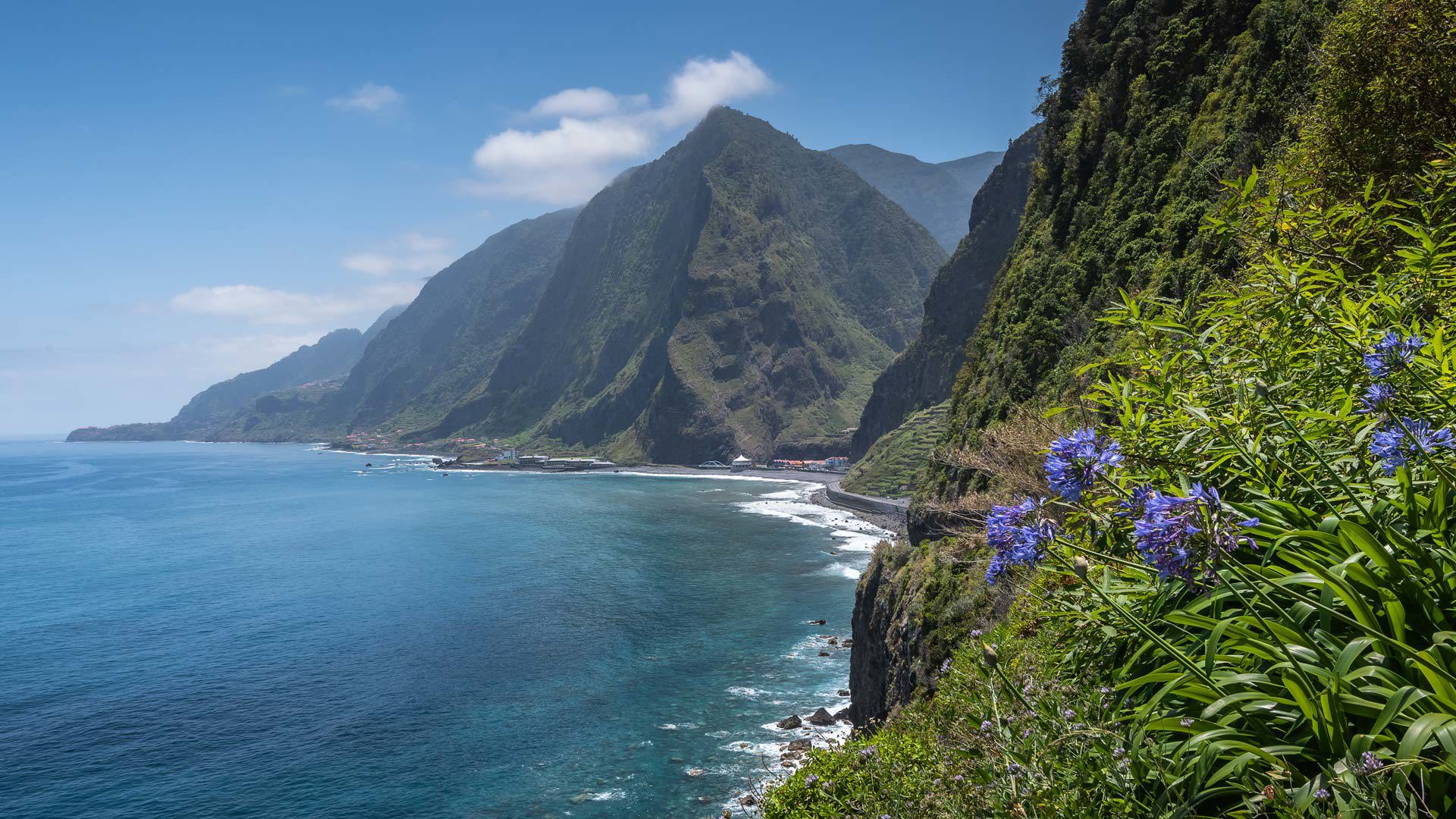Encosta da Madeira com vista para o mar e montanha.