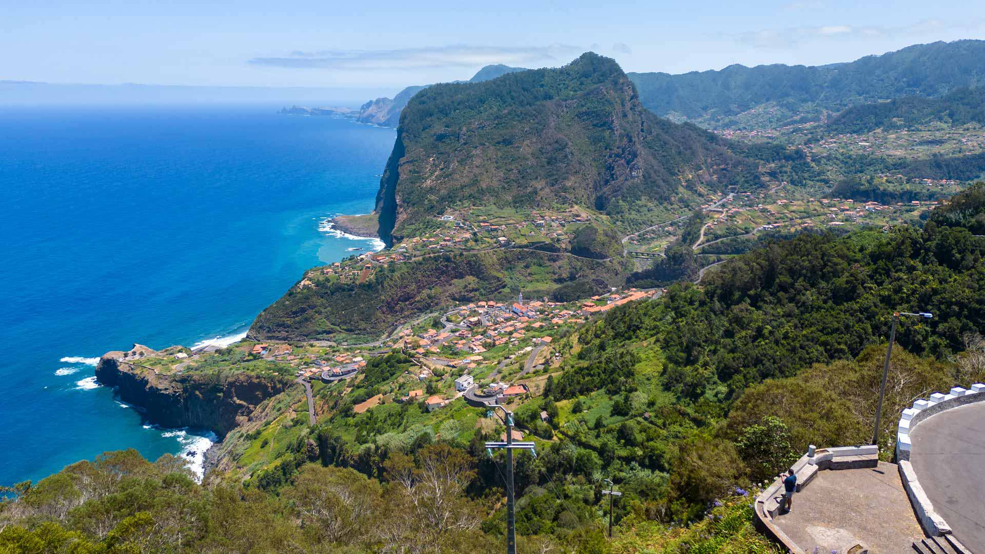 Vue aérienne de montagne au bord de la mer.