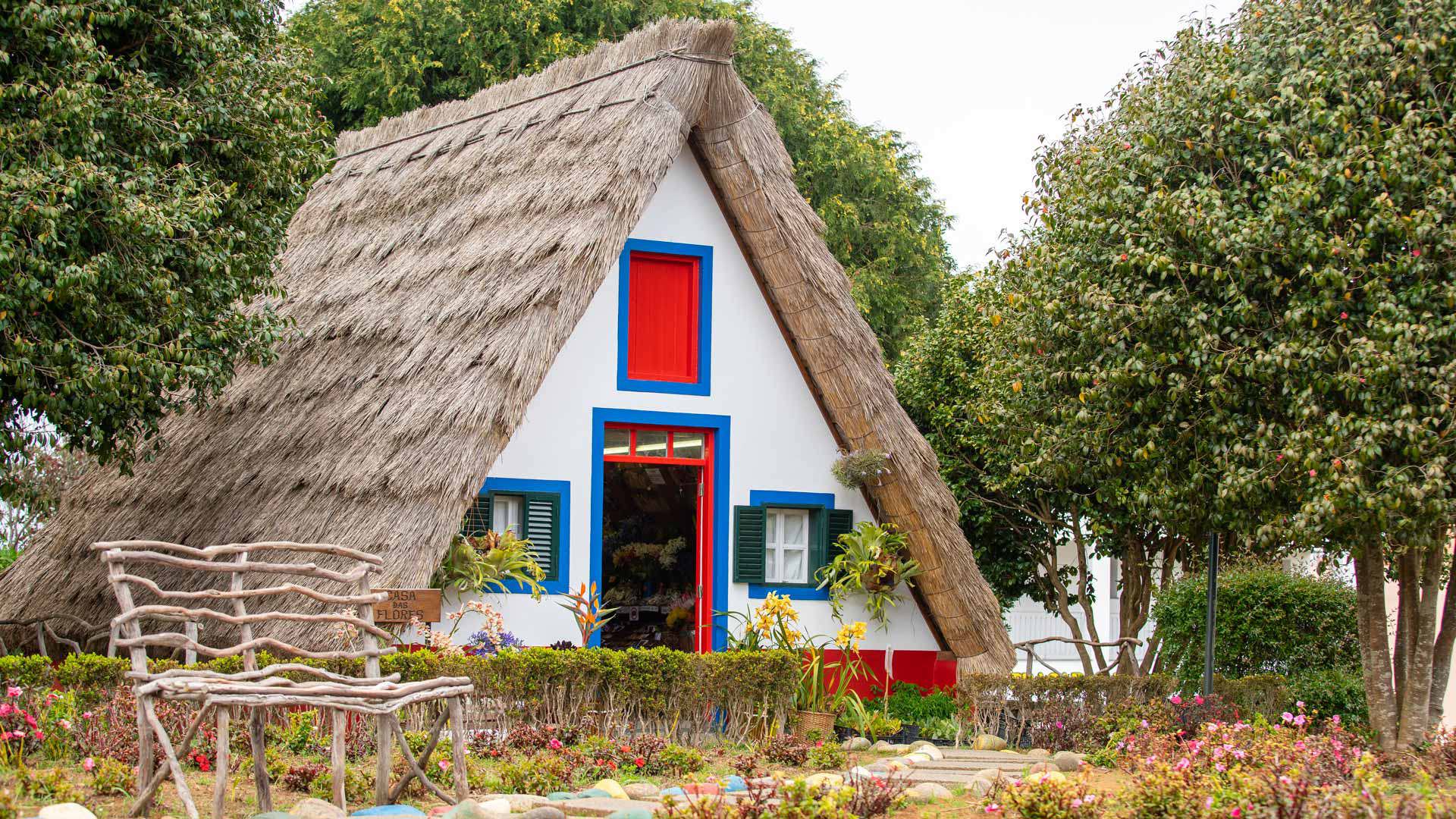 Maison triangulaire au toit de chaume traditionnel à Madère.
