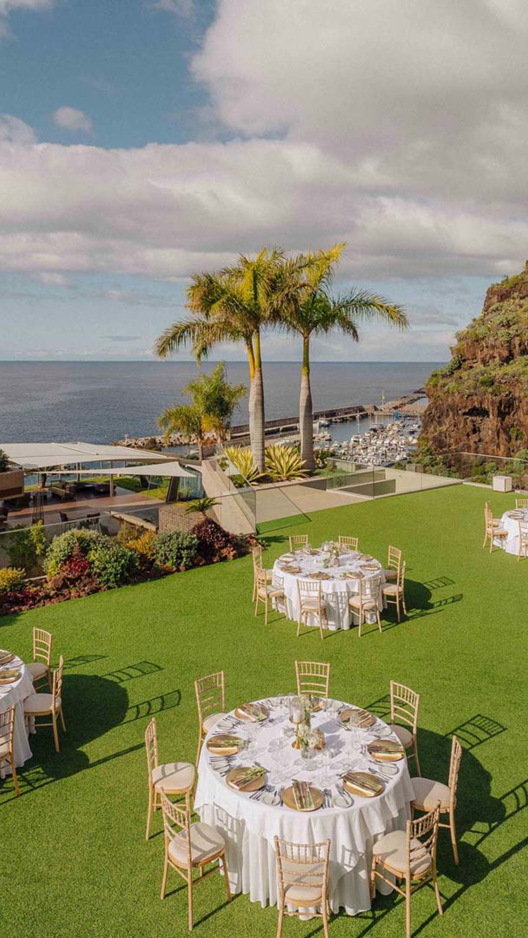 Festa de casamento com mesa decorada, com vista para a montanha e o mar.