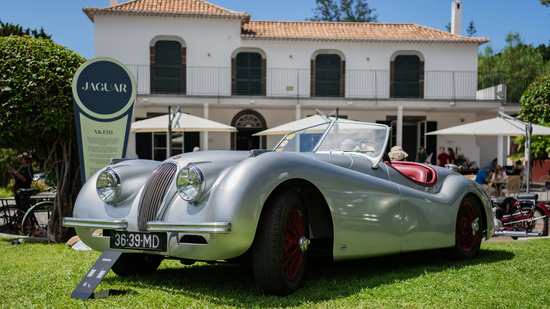 Klassisches Auto ausgestellt auf der Quinta da Magnólia.