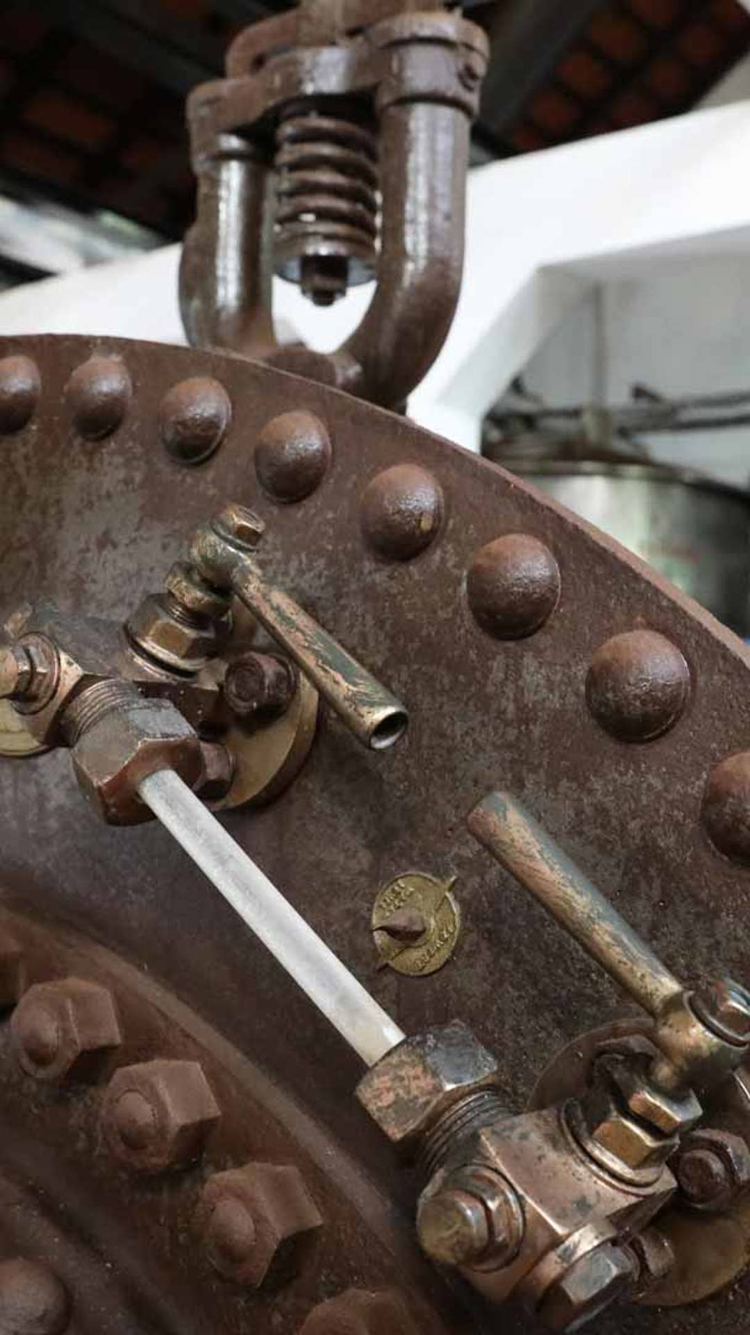 Máquina industrial utilizada na produção de aguardente de cana na ilha da Madeira.