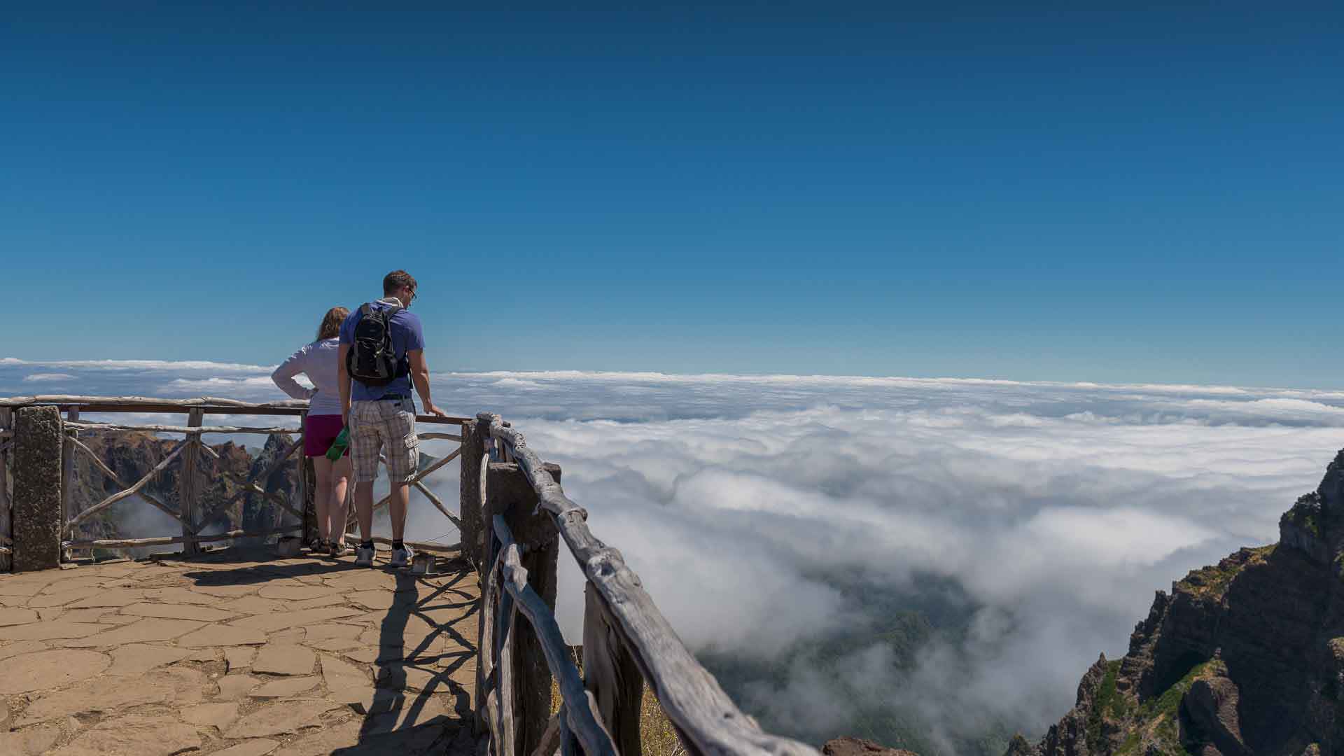 Paar am Aussichtspunkt mit Wolken auf Madeira.