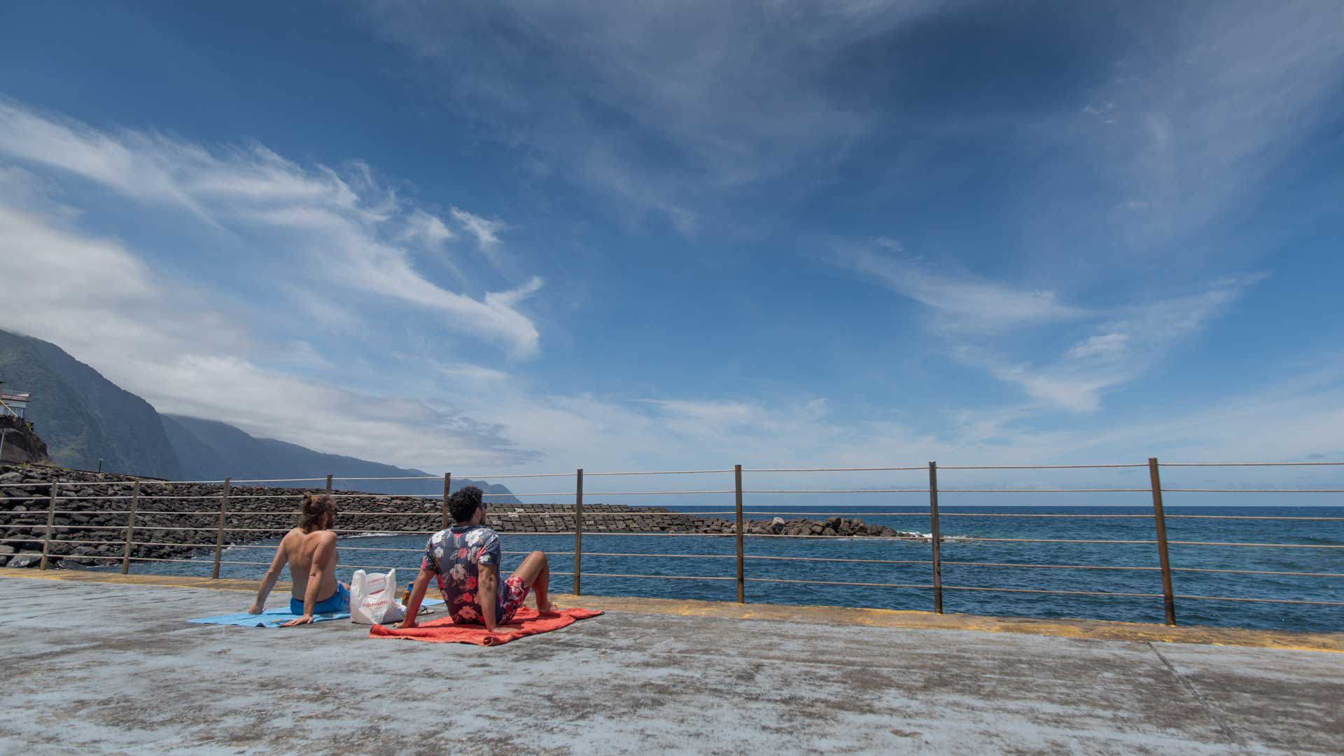 Dos personas en la playa en Madeira.