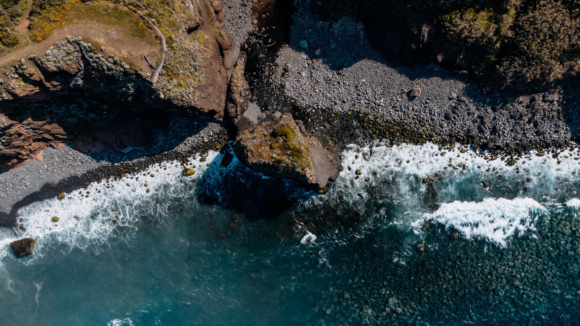 Meer mit Wellen am Kieselstrand auf Madeira.