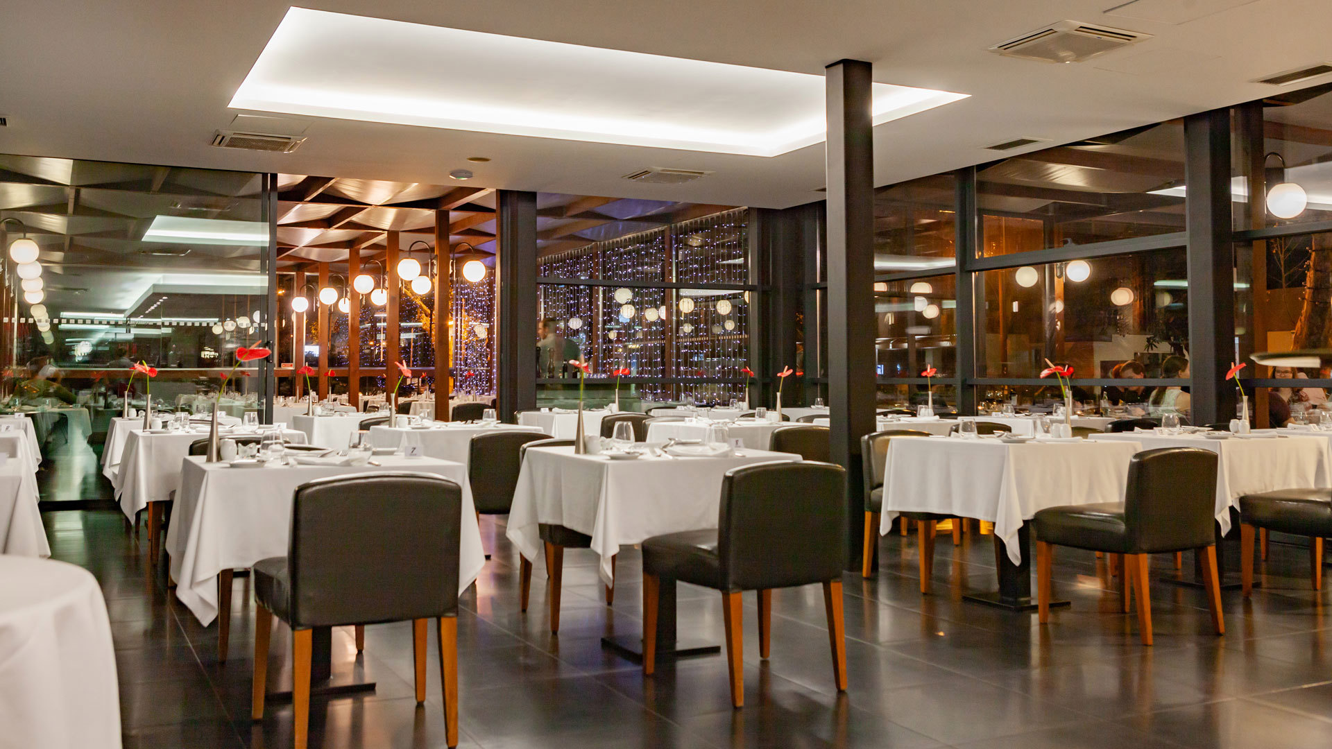 Restaurante con mesas y sillas.