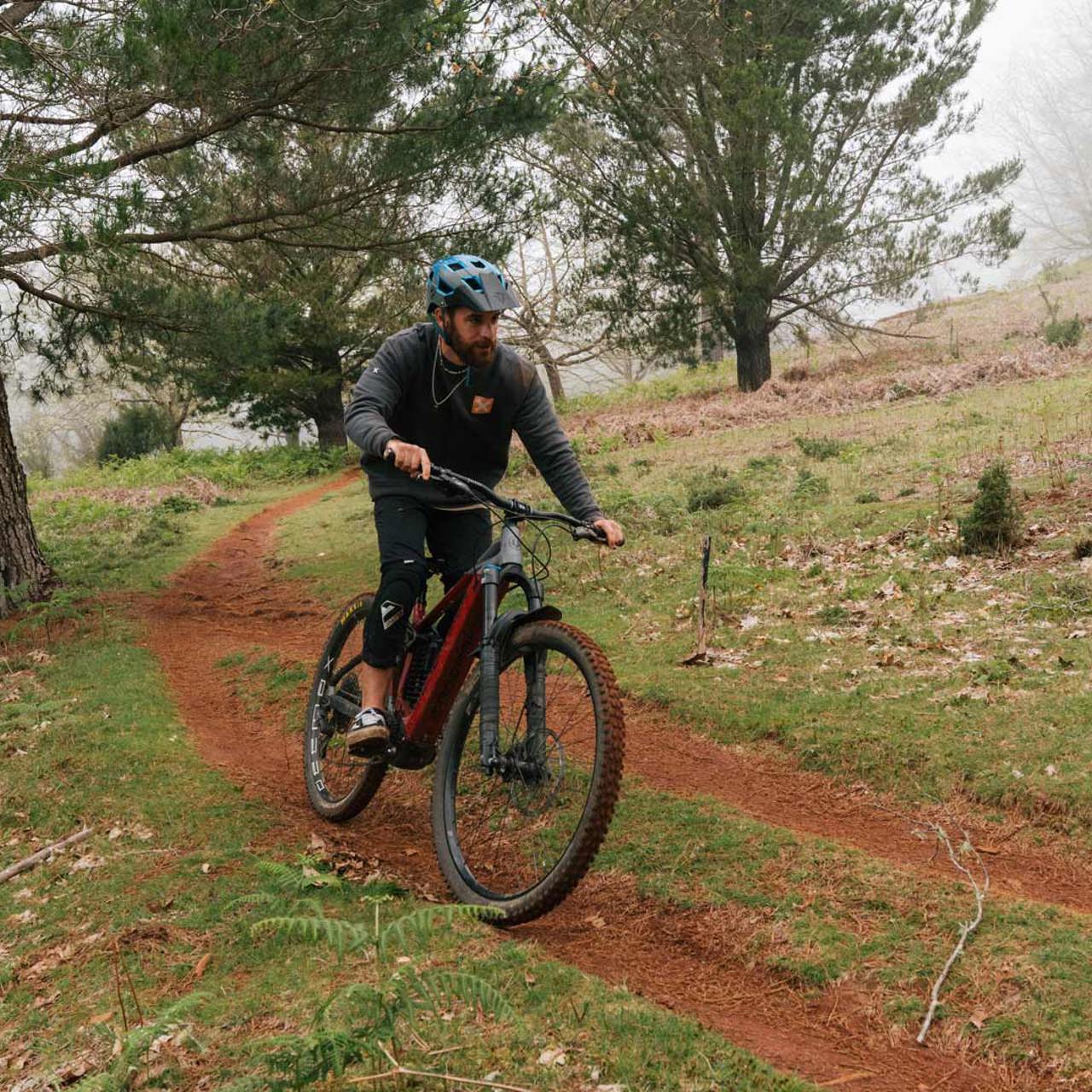 Homem a praticar BTT em trilho na natureza.
