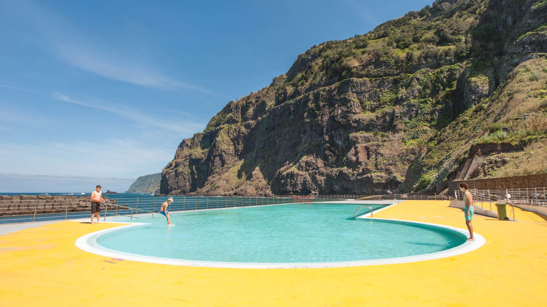 Piscina com vista para a montanha na Madeira.