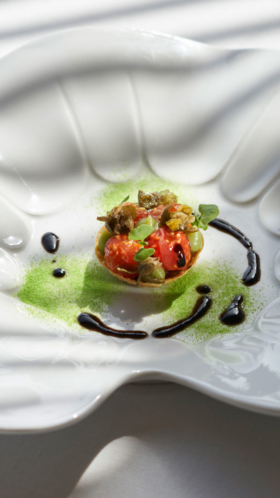 Dessert angerichtet im Stil der zeitgenössischen Küche im Porto Bay, mit Blumen und verschiedenen Texturen.