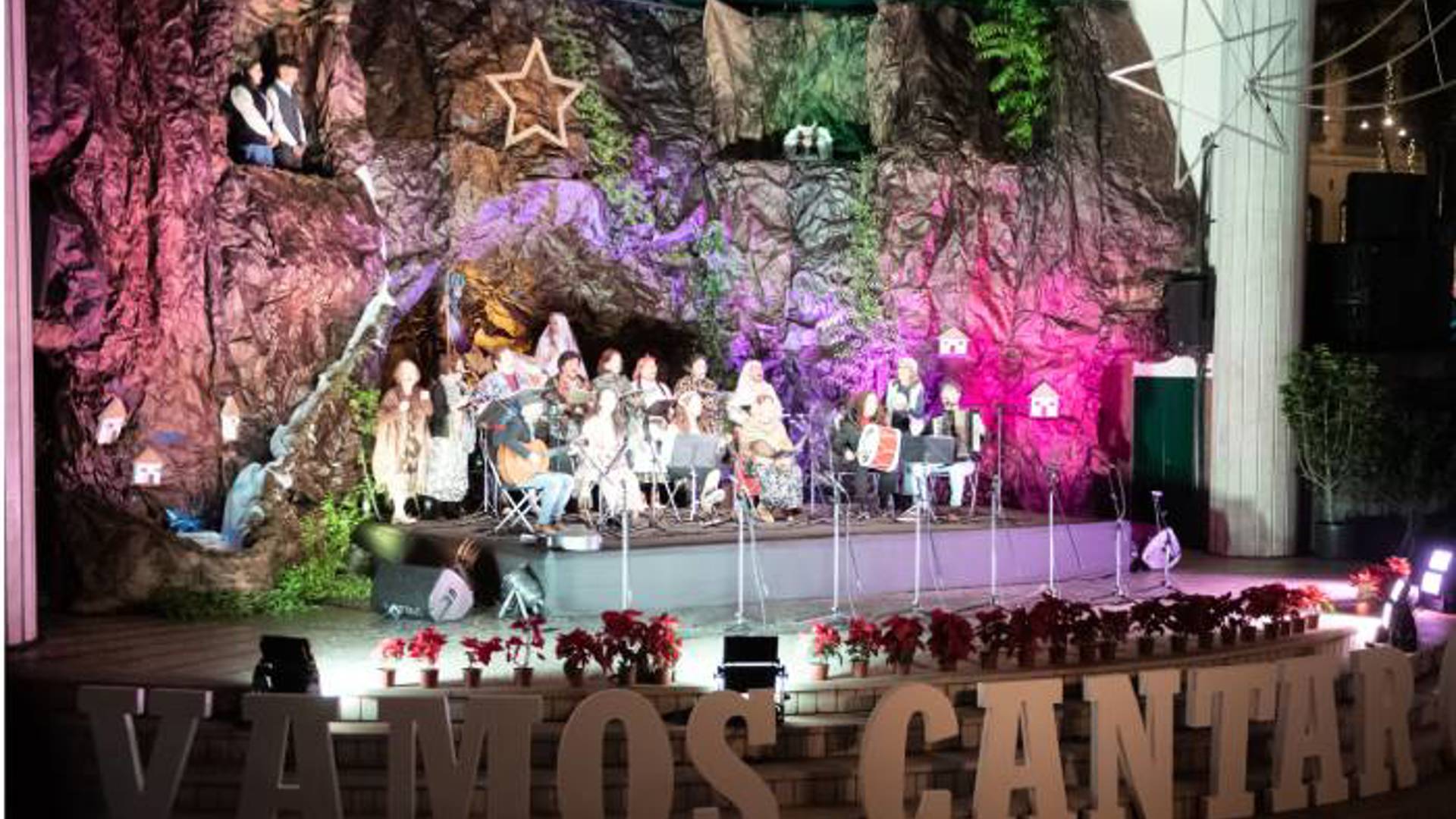 Personas cantando los Reyes durante las fiestas de Navidad y fin de año en Funchal, Madeira.