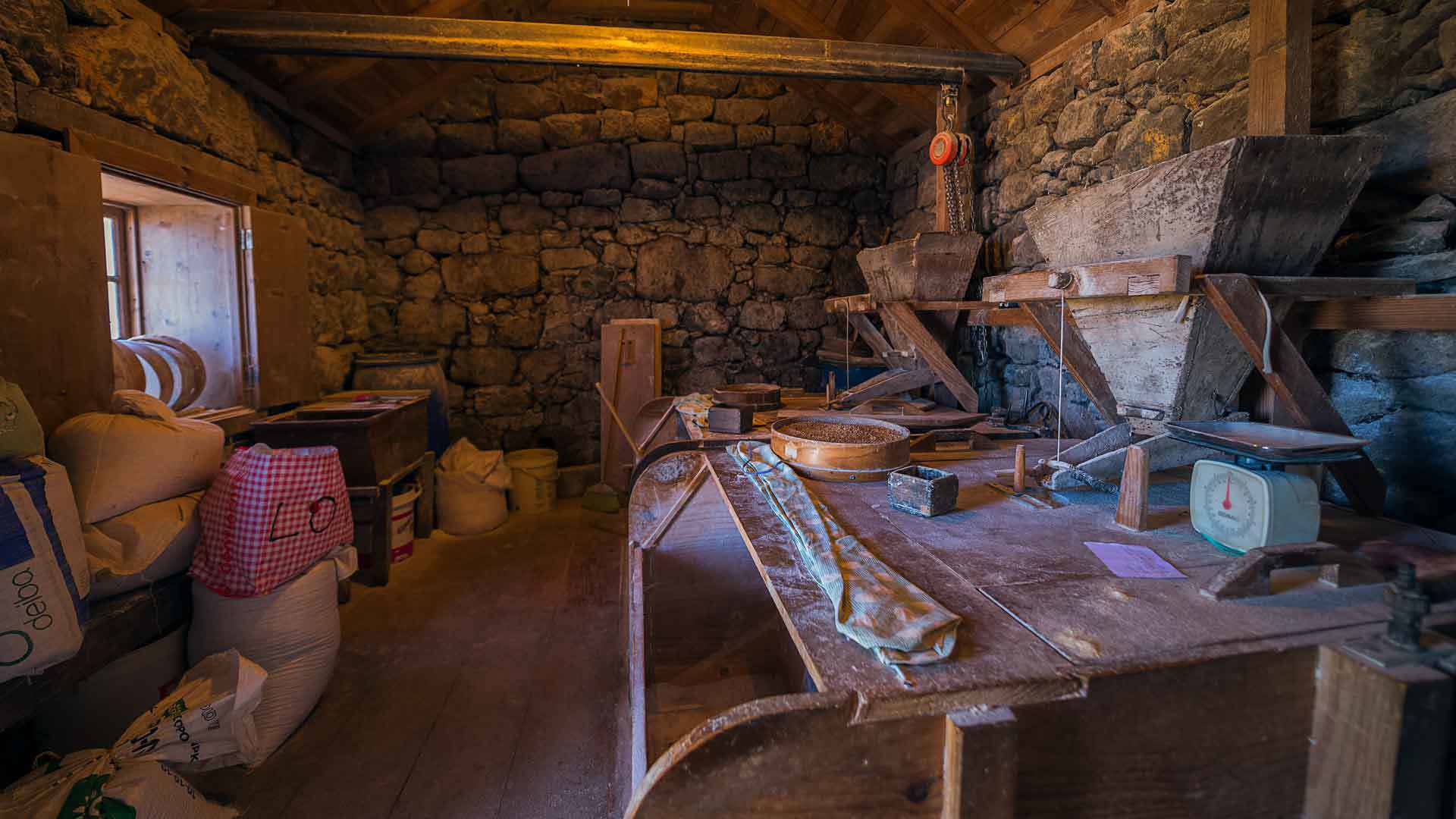 Herramientas de molino dentro de casa de piedra en Madeira.