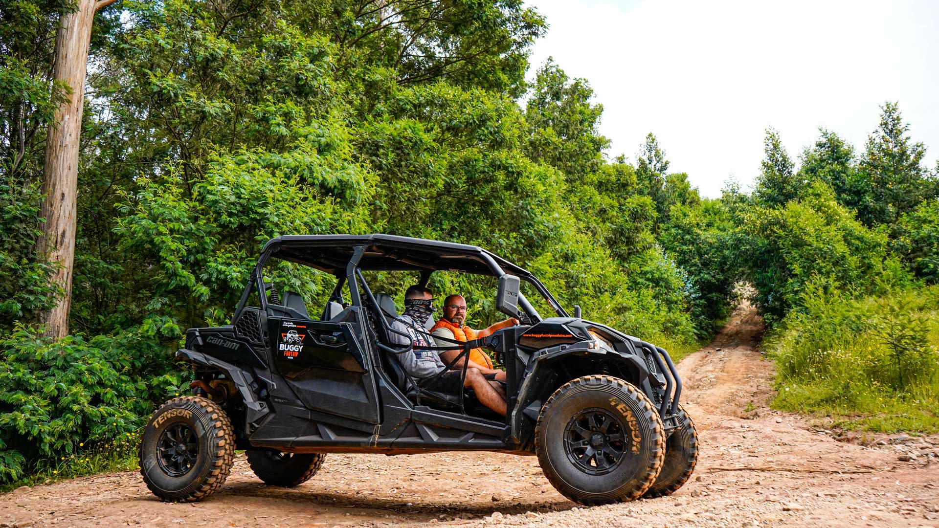 Buggy avec deux personnes circulant sur un sentier de terre lors d’une activité à Madère.