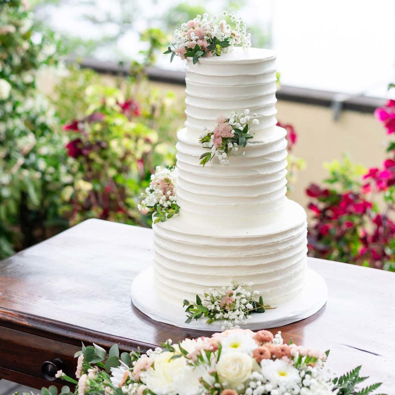 Bolo de casamento decorado com detalhes elegantes.