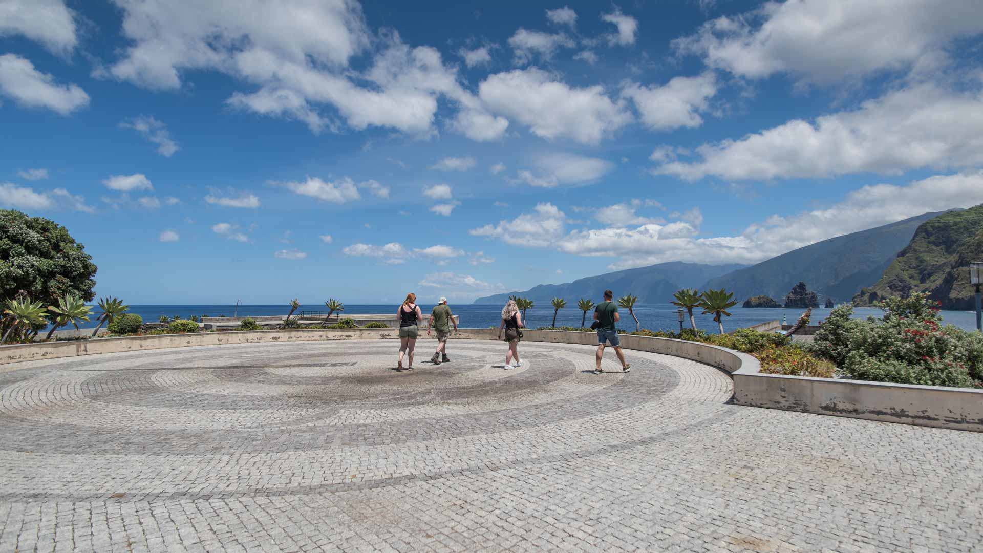 Miradouro com quatro pessoas a passear e apreciar a paisagem.