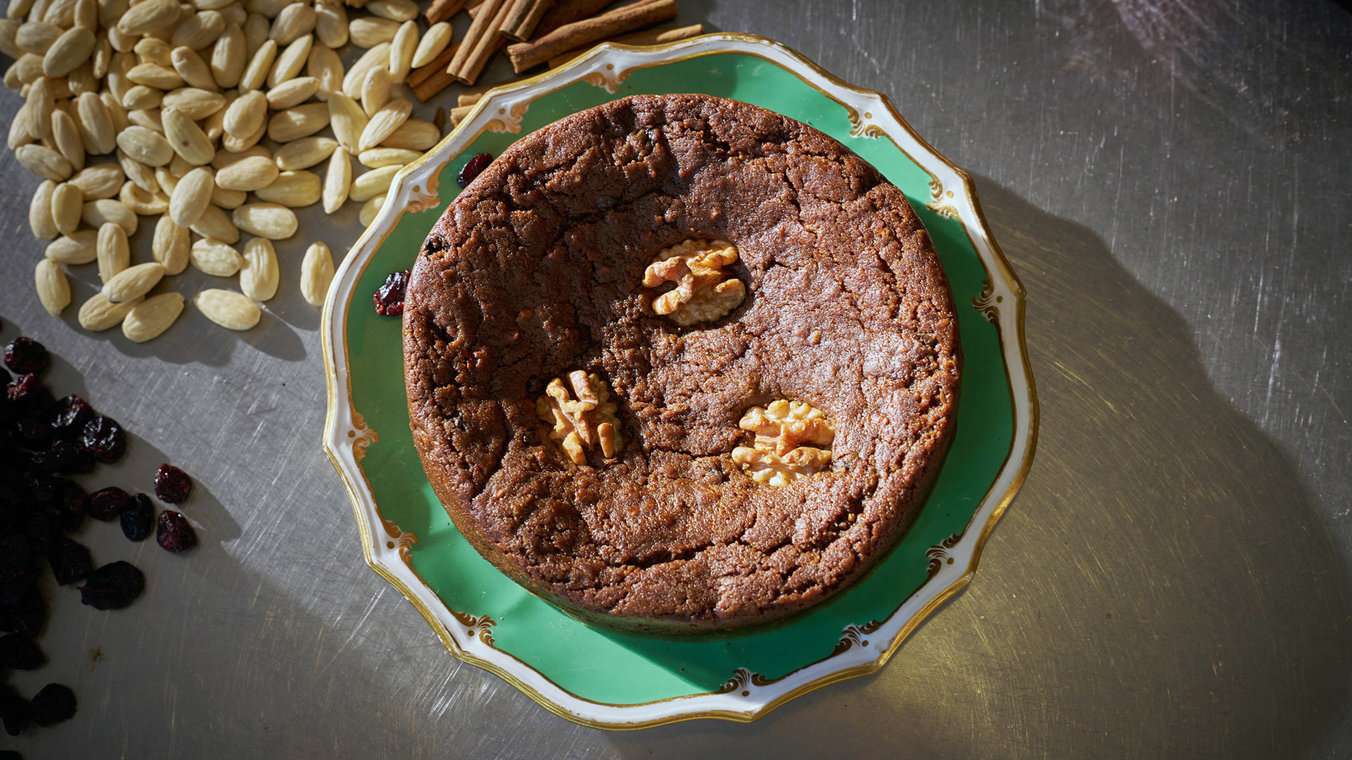 Prato com bolo de mel, uma especialidade tradicional da Ilha da Madeira.