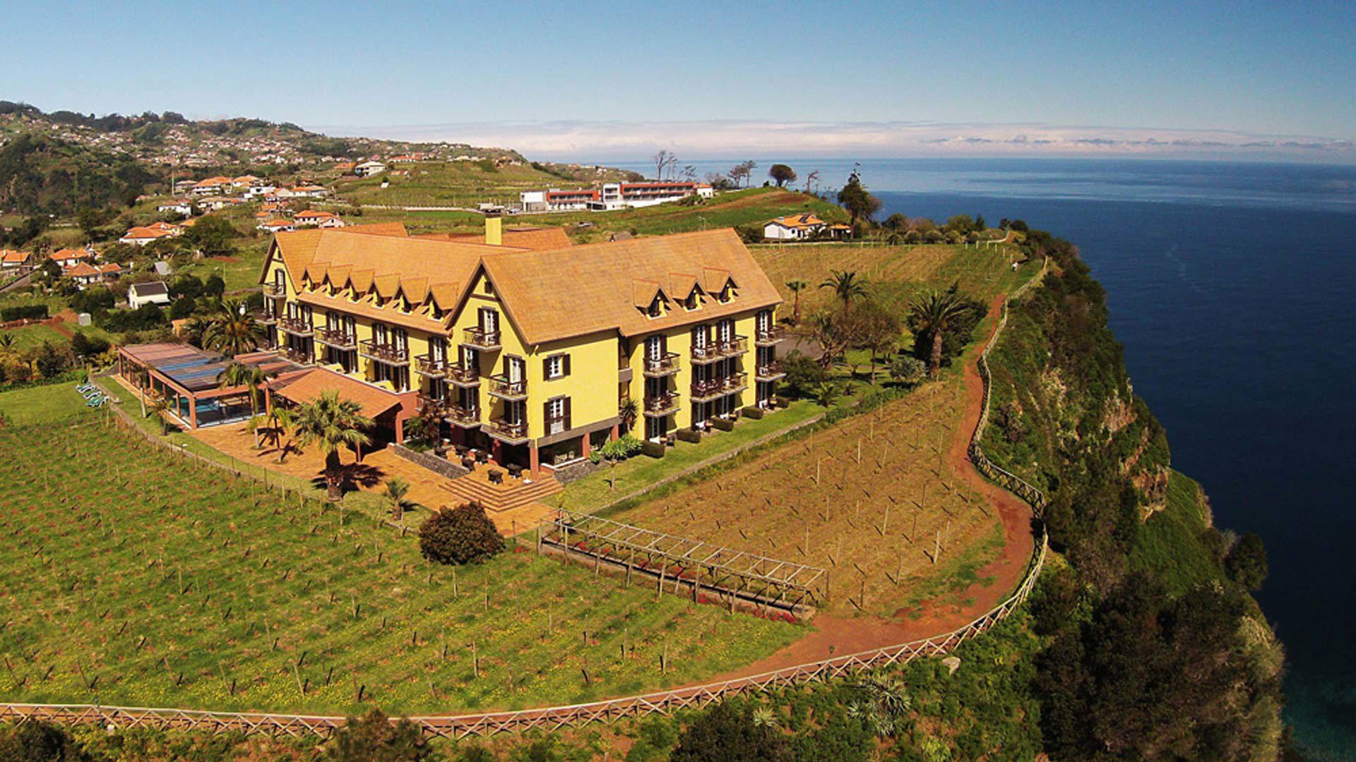 Maison jaune sur terrains en pente à Madère.