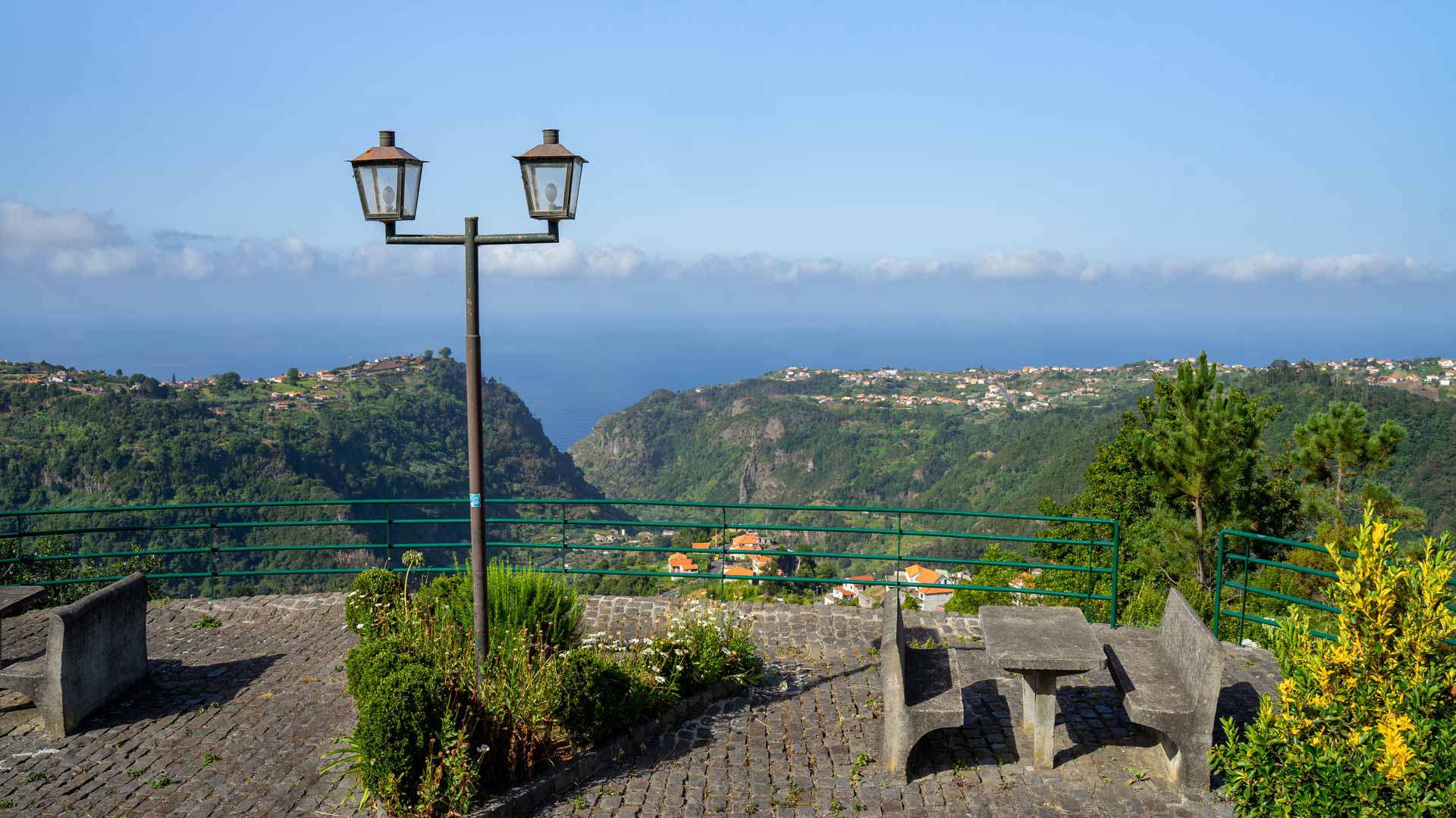 Aussichtspunkt mit Steinbänken und Laterne mit Blick auf Berge auf Madeira.