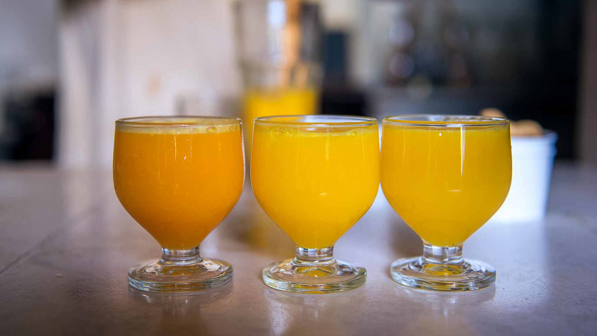 Tres vasos de poncha tradicional sobre un mostrador en la isla de Madeira.