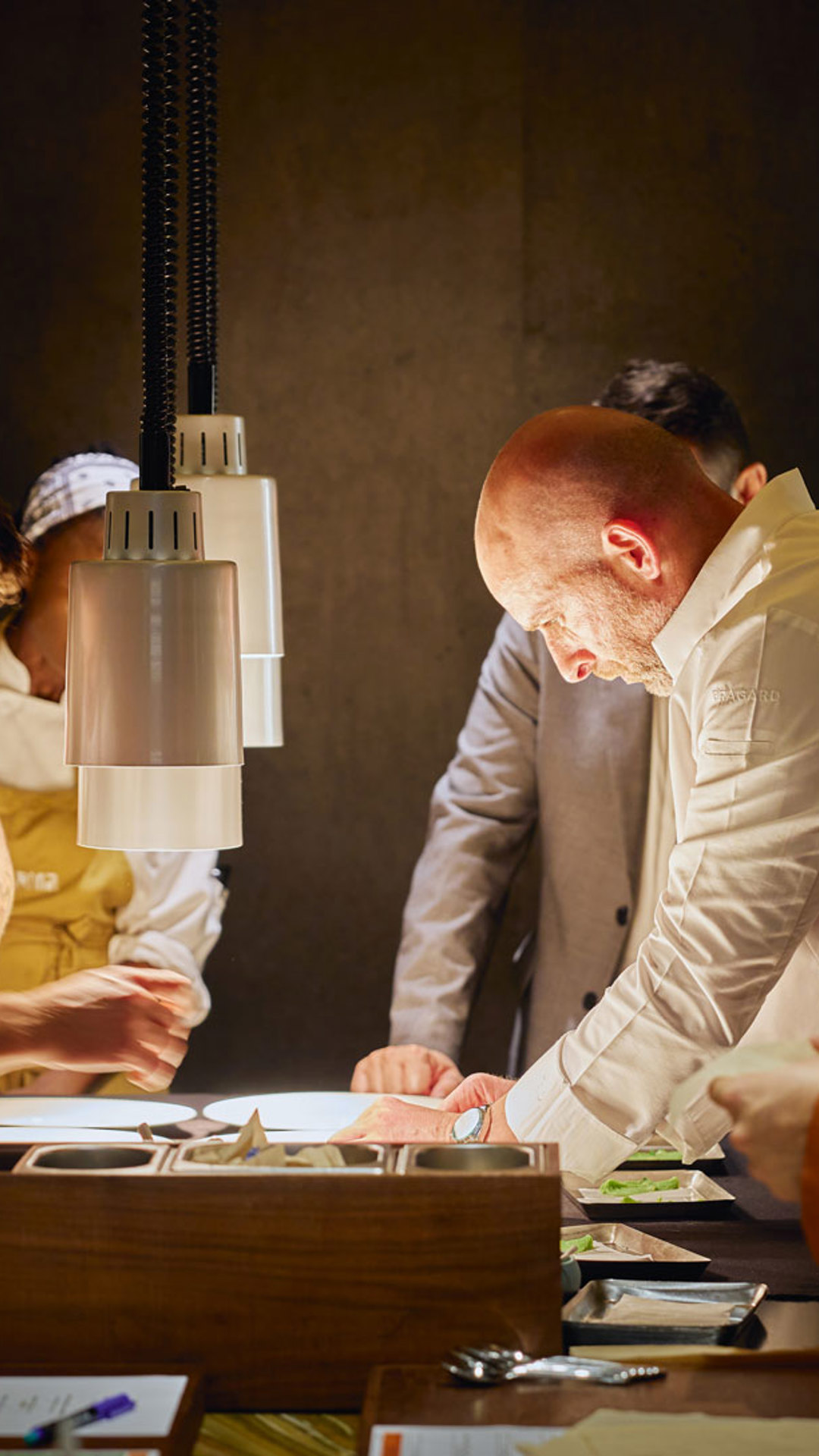 Chef preparando un plato inspirado en la gastronomía de la isla de Madeira.