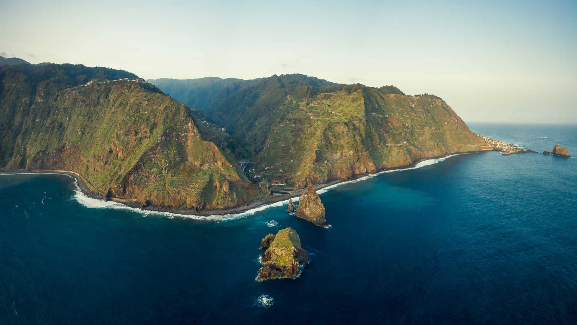 Drohnenaufnahme von Meer, Bergen und Tal in der Landschaft Madeiras.