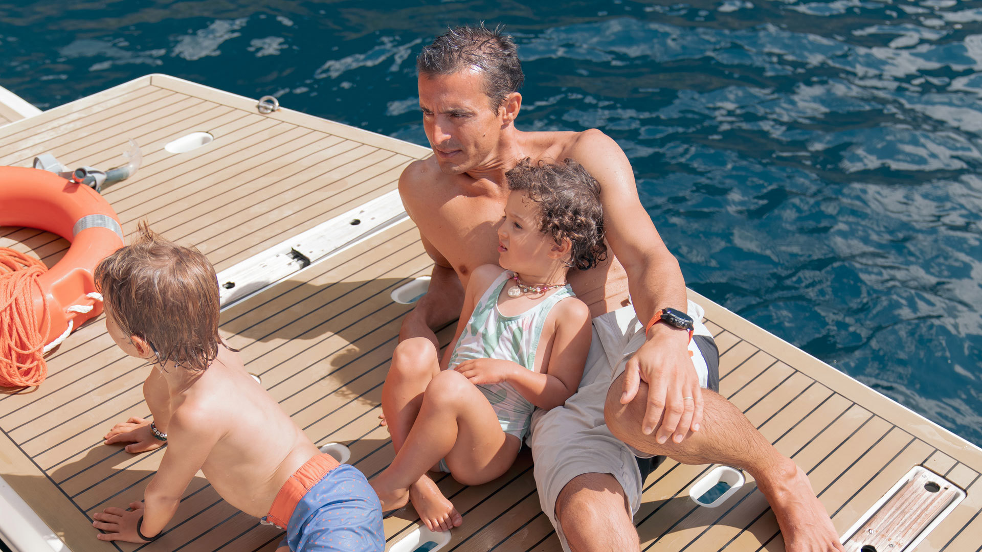 Familie genießt eine Katamaran-Bootsfahrt.