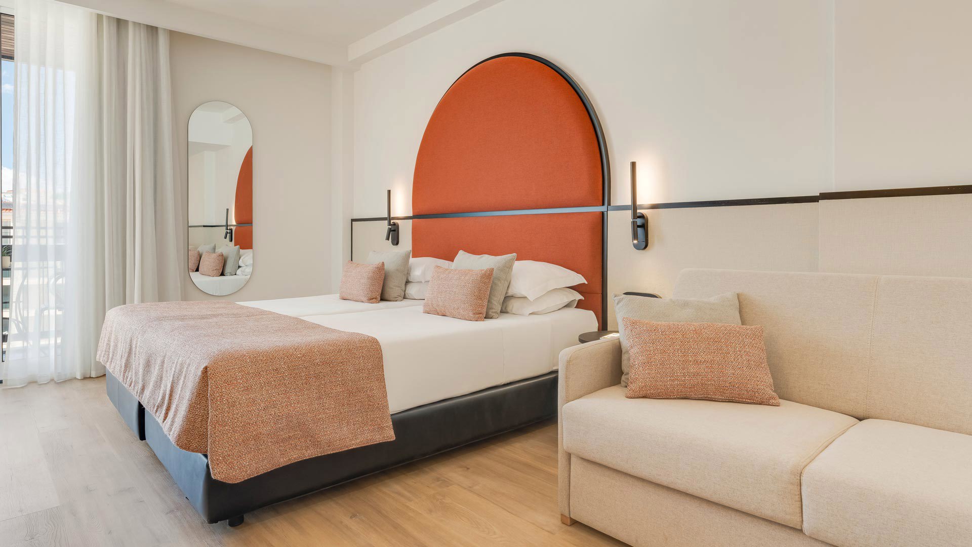 Quarto de hotel decorado no Editory Garden Carmo Funchal, com cama de casal confortável e almofadas.