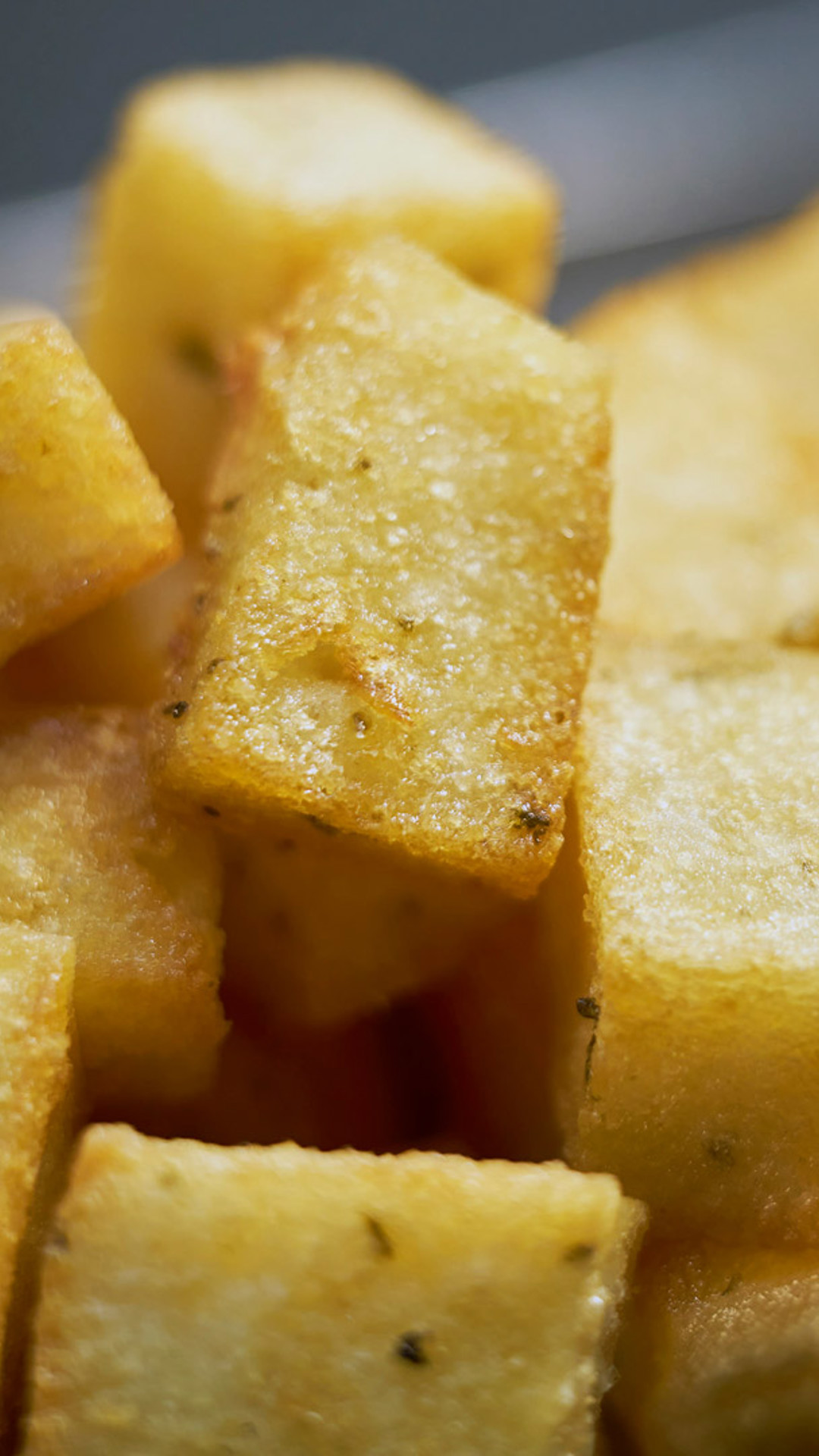 Plat de service avec milho frito, une spécialité gastronomique traditionnelle de l'île de Madère.