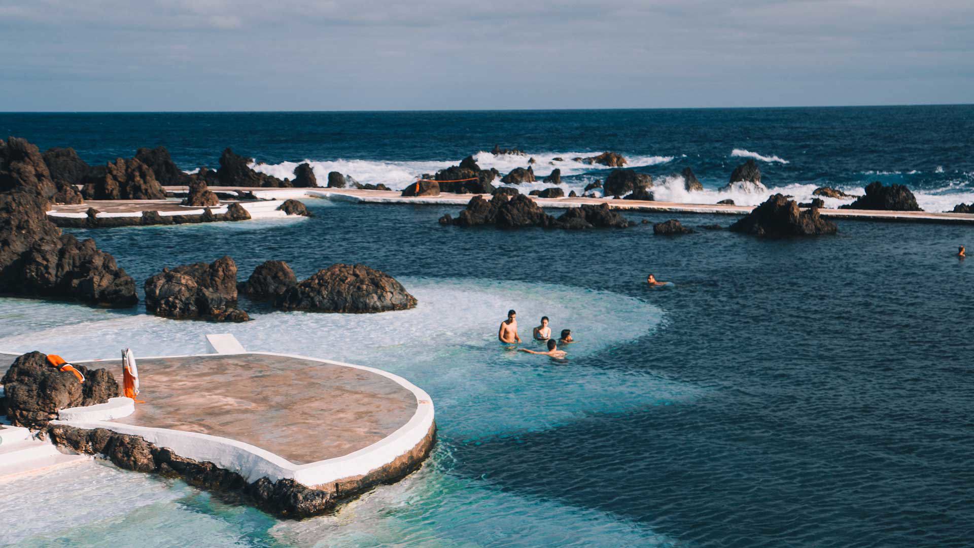 Menschen genießen die natürlichen Pools von Porto Moniz, Madeira.