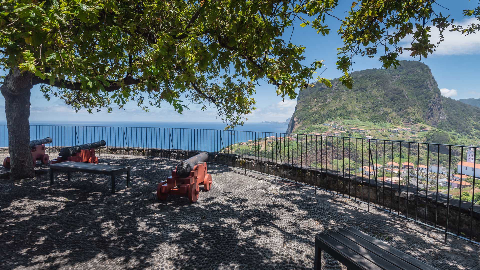 Miradouro com canhões históricos em meio à natureza na Madeira. 