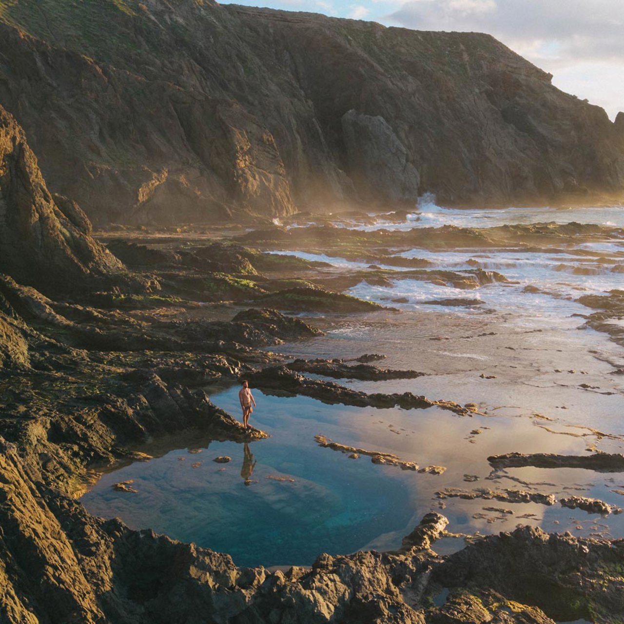 Homem nas poças naturais da Praia das Salemas, em Porto Santo.