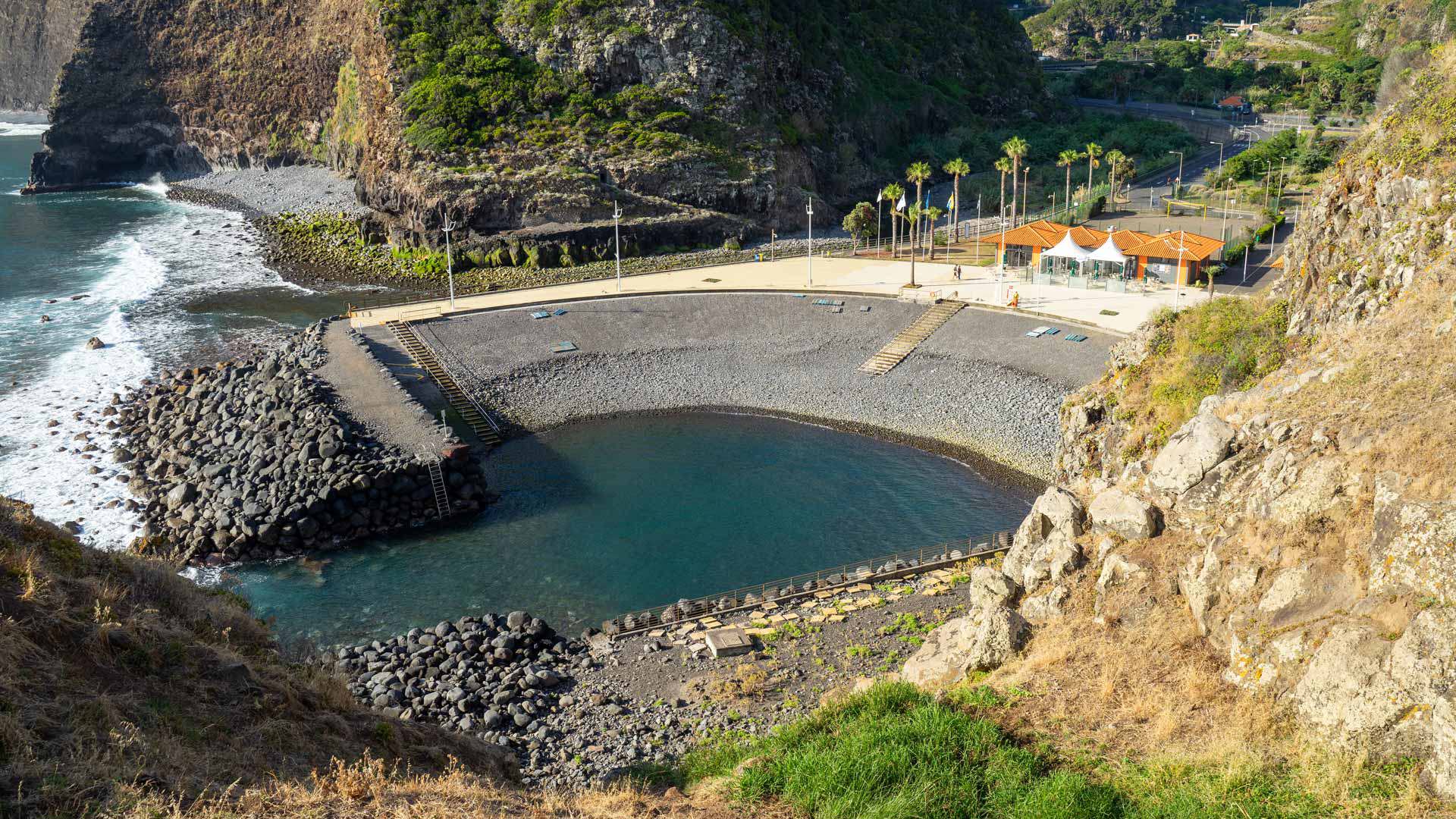 Playa de piedras rodeada de naturaleza junto al mar en Madeira.