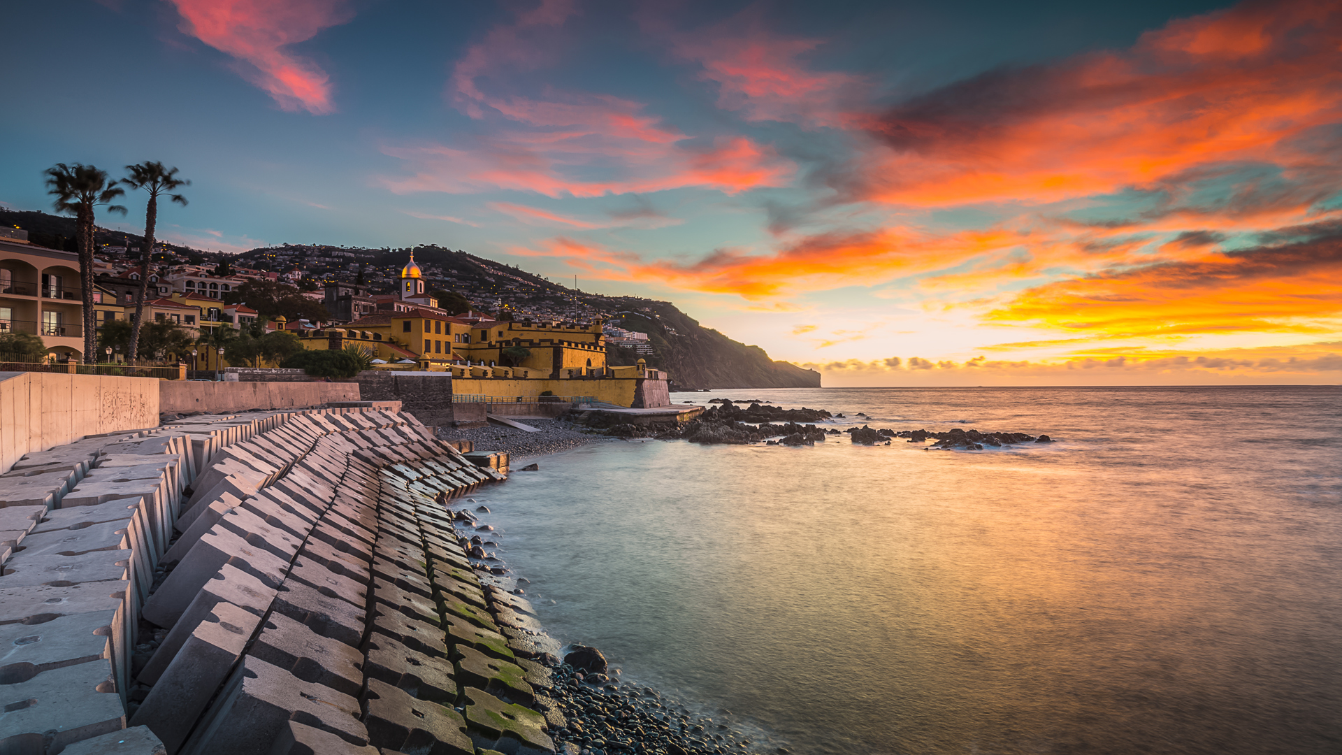 Sonnenuntergang am Strand mit Felsen und Meer auf Madeira.