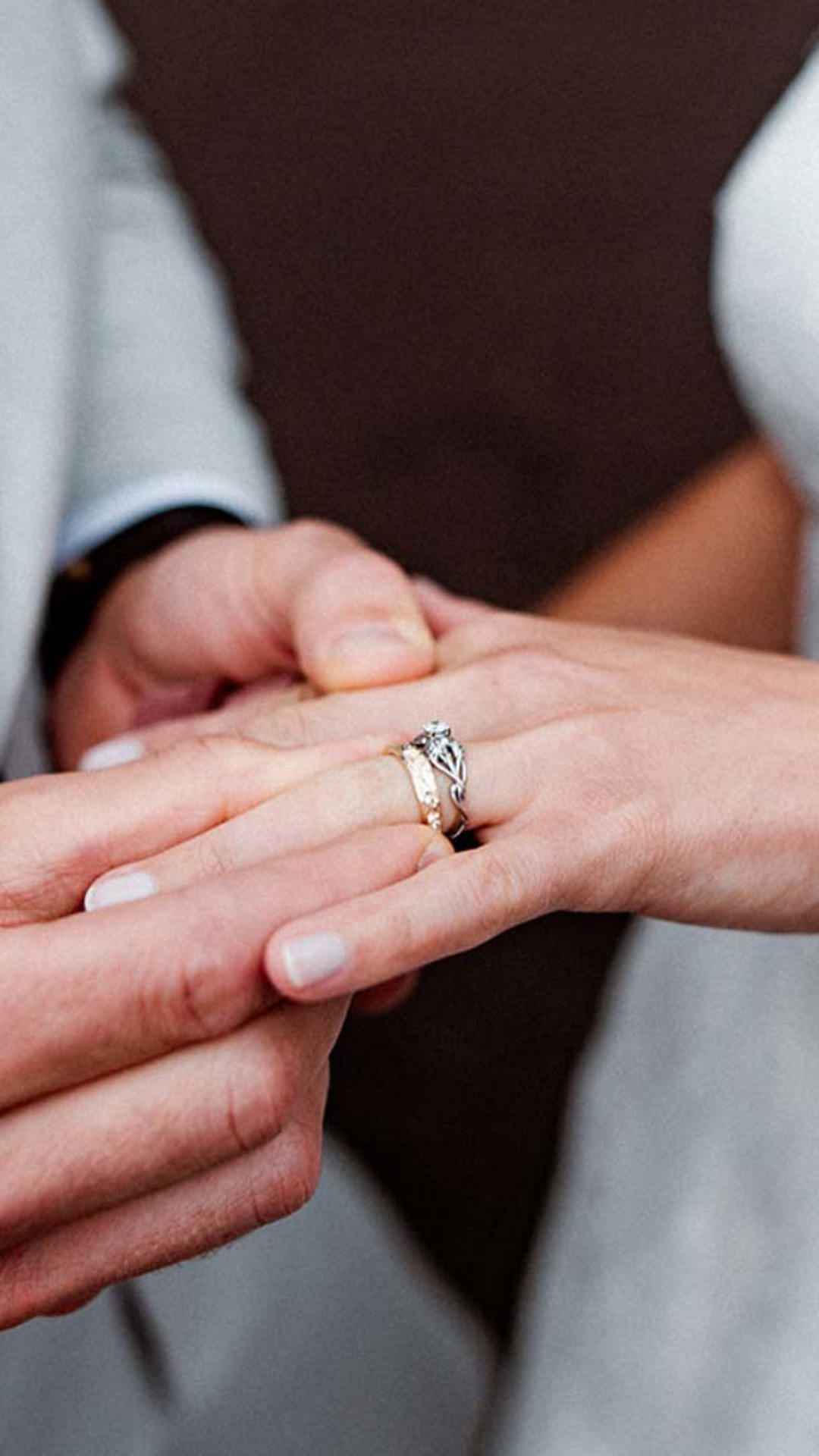 Pareja intercambiando anillos de boda.