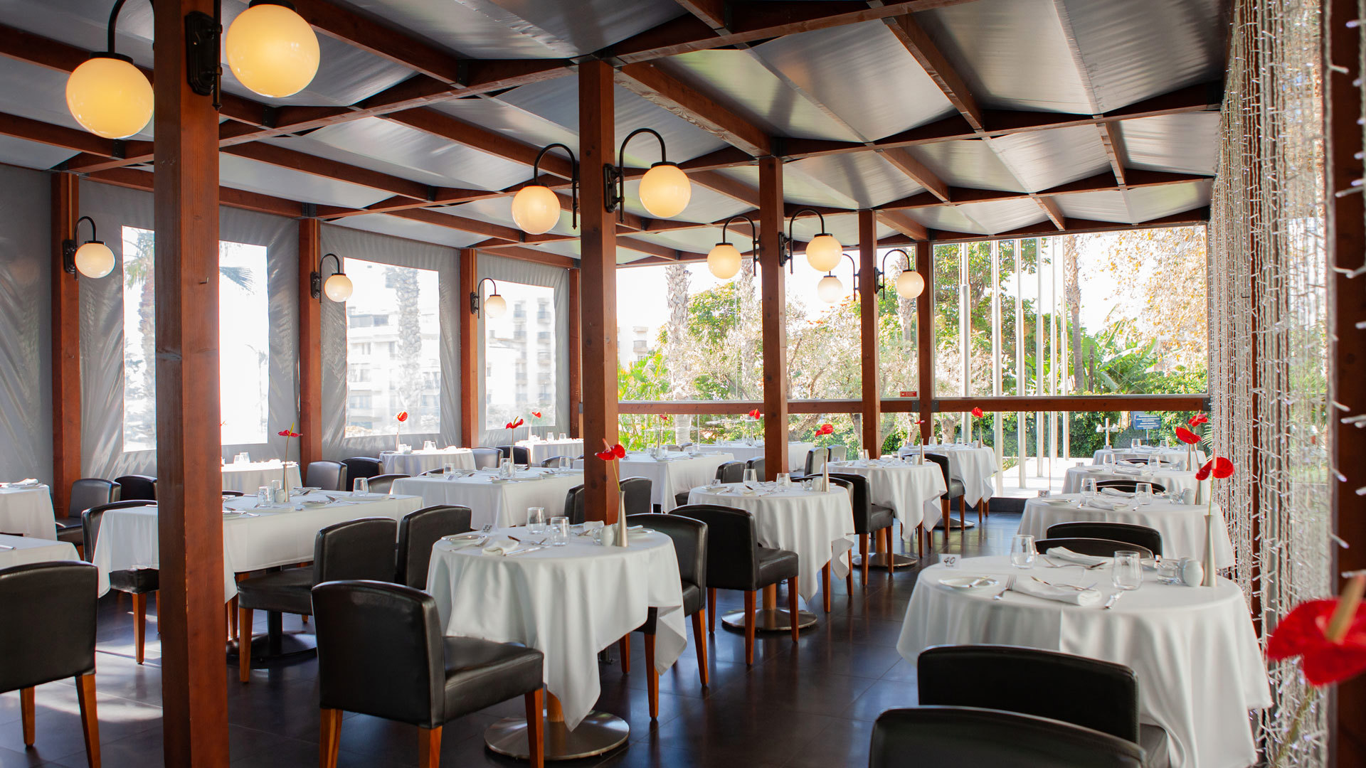 Restaurante con mesas y sillas.