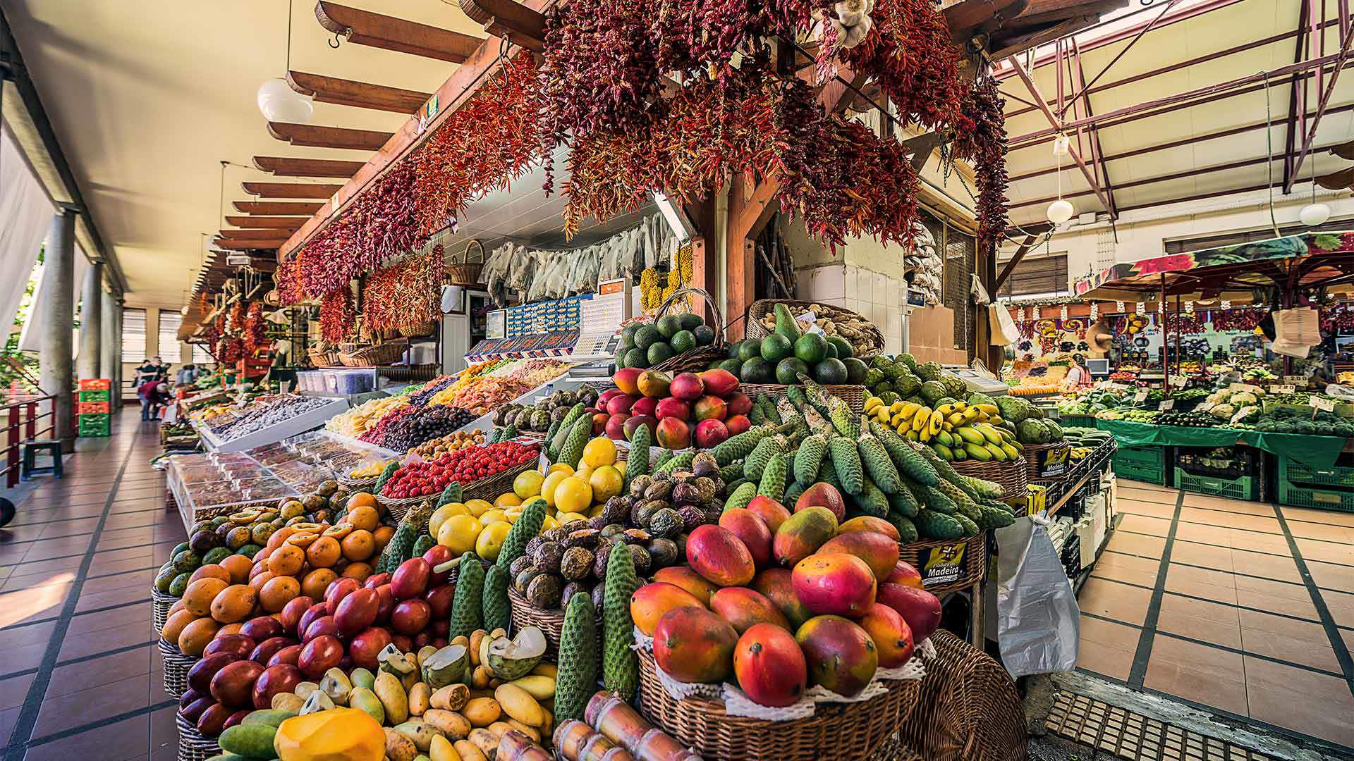 Frutas e especiarias no mercado na Madeira.