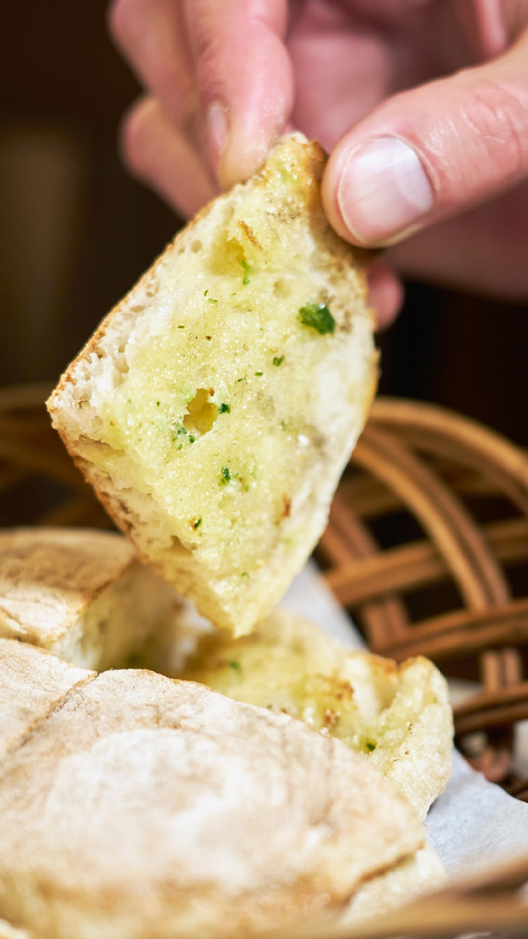 Panier avec bolo do caco et beurre à l’ail, une spécialité gastronomique traditionnelle de l'île de Madère.