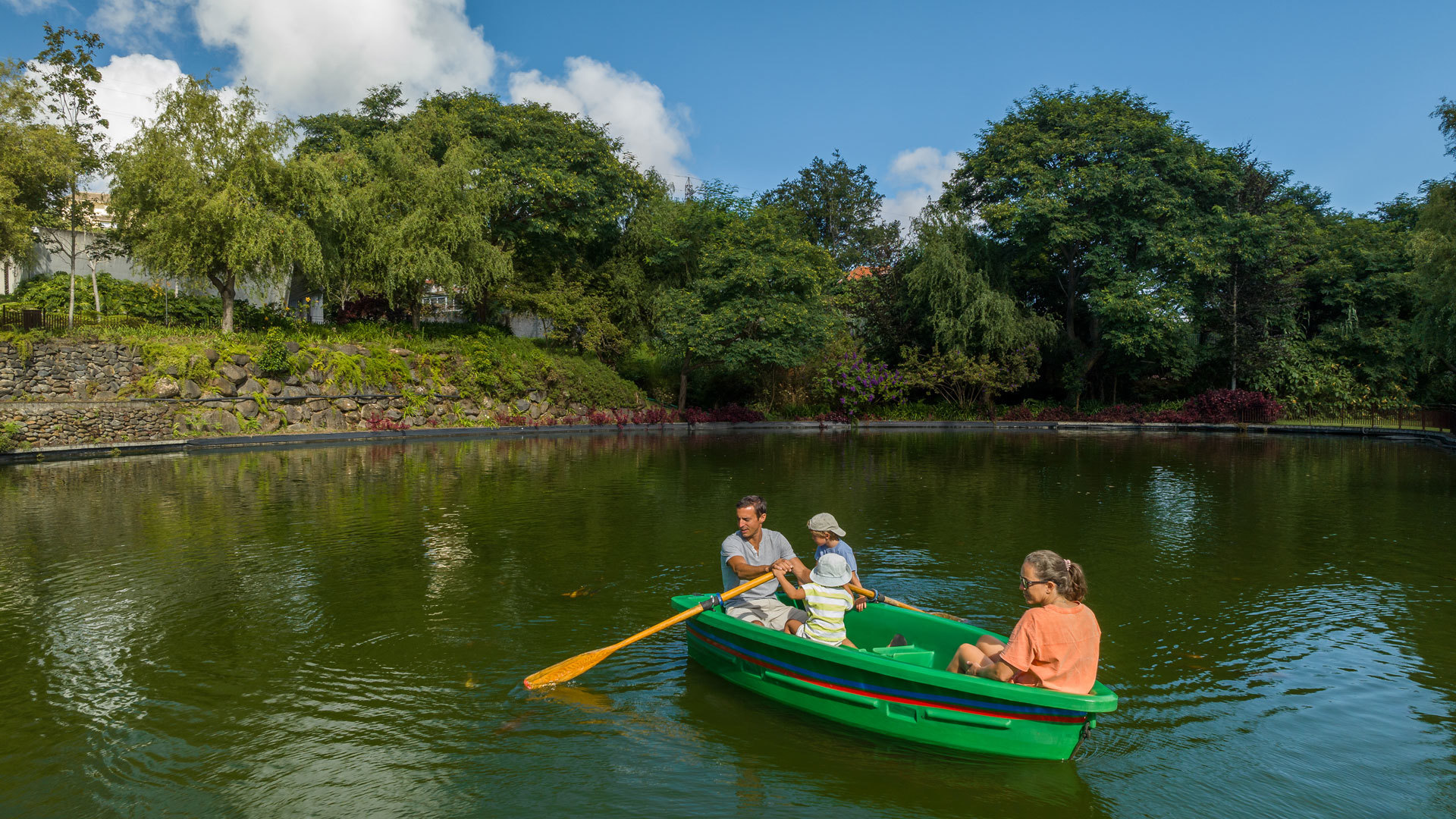 Familie rudert in einem Boot im Themenpark Santana. 