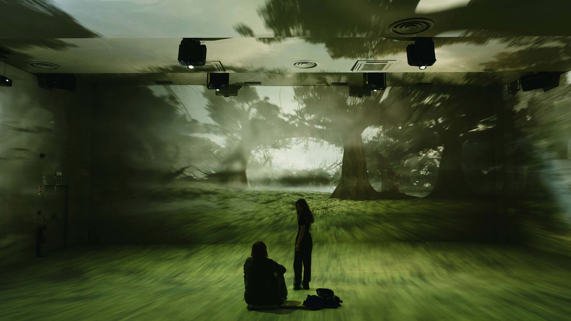 Silhouetten von Mann und Frau auf ein Bild mit Wald projiziert