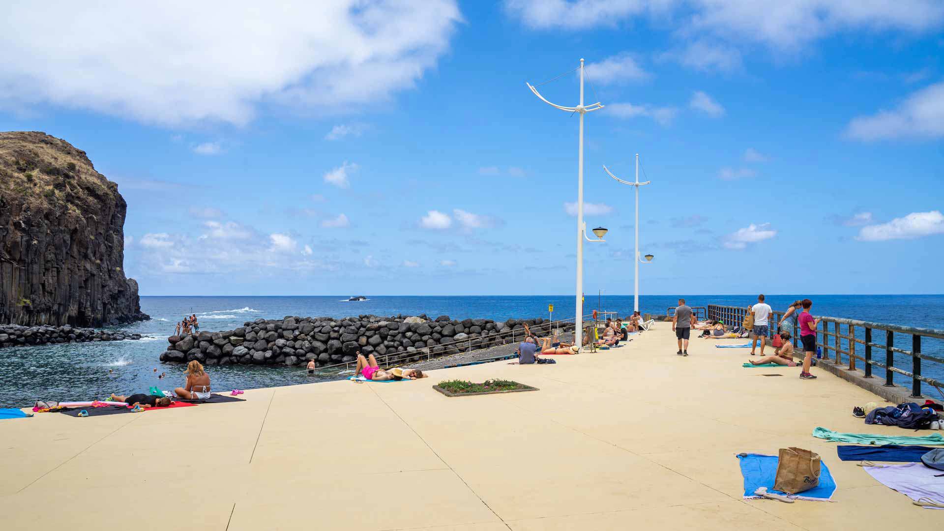 Muelle con personas junto al mar en Madeira.