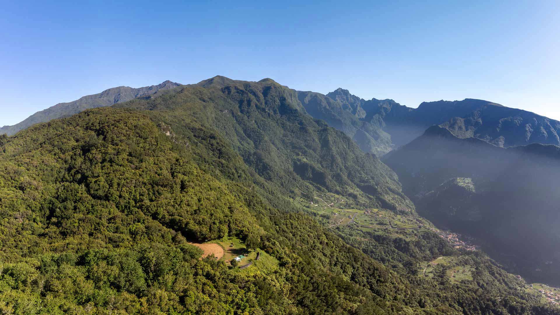 Montagnes vertes sous ciel clair à Madère.