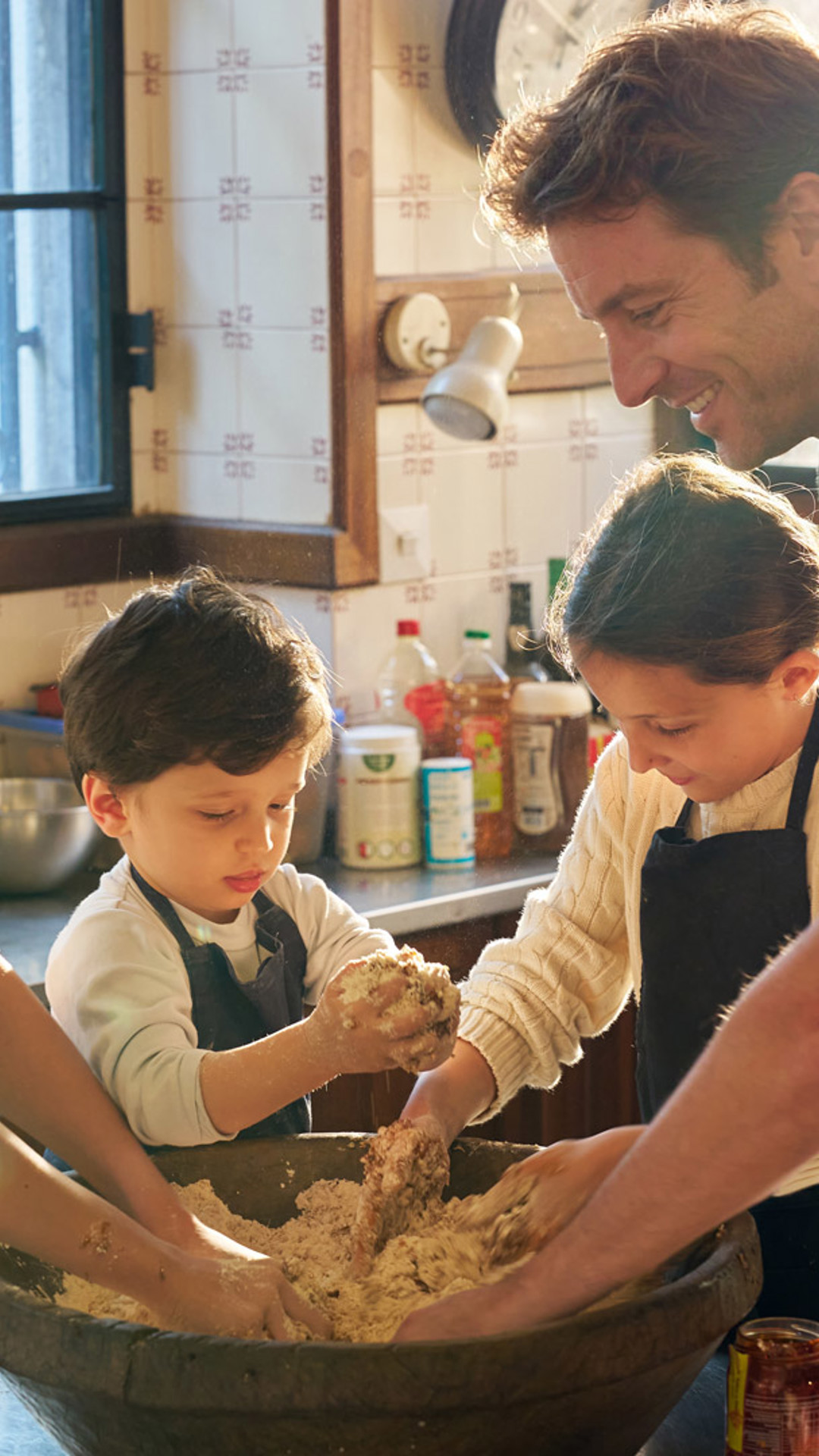 Família a preparar massa de bolo de mel, uma tradição da Ilha da Madeira.