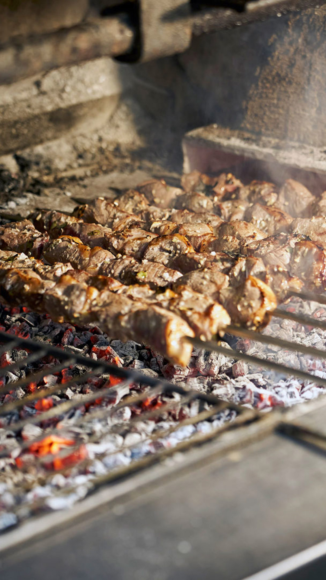 Madeira-Espetada wird über Holzkohleglut auf der Insel Madeira gegrillt.