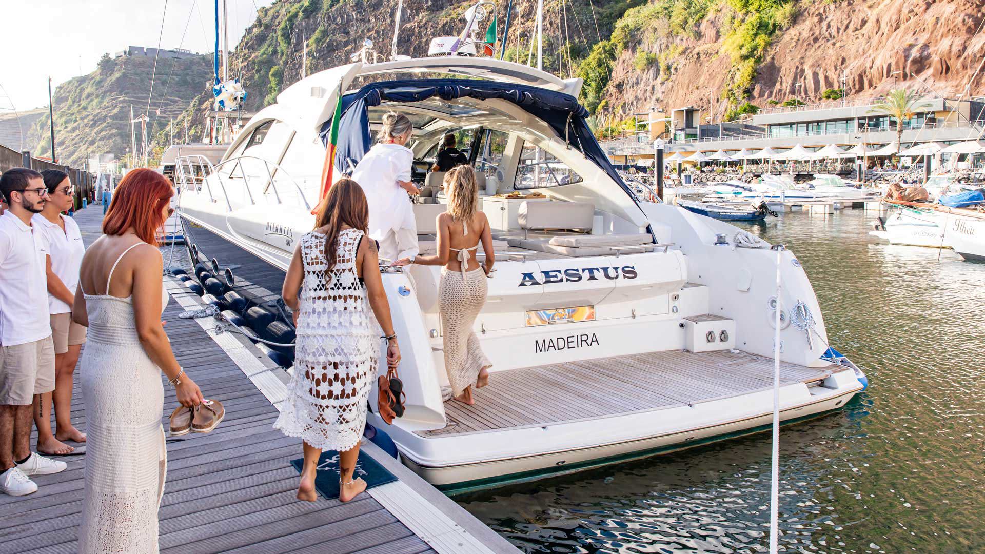 Barco Aestus Private Charter em passeio no mar da Madeira.