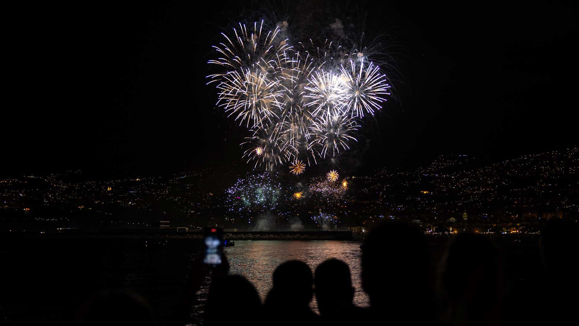 Atlantikfestival im Juni mit Feuerwerk über dem Meer bei Nacht auf Madeira.