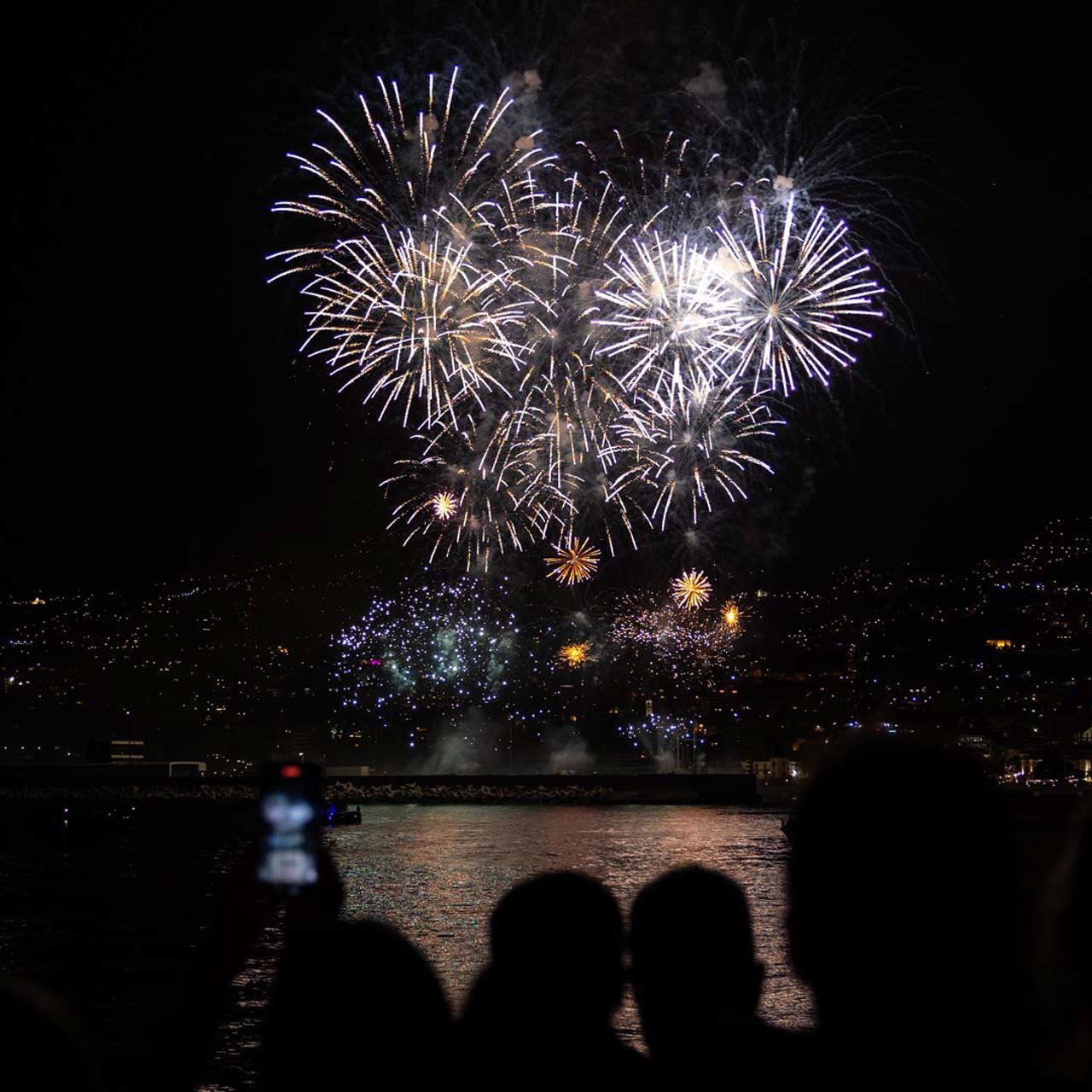 Atlantikfestival im Juni mit Feuerwerk über dem Meer bei Nacht auf Madeira.