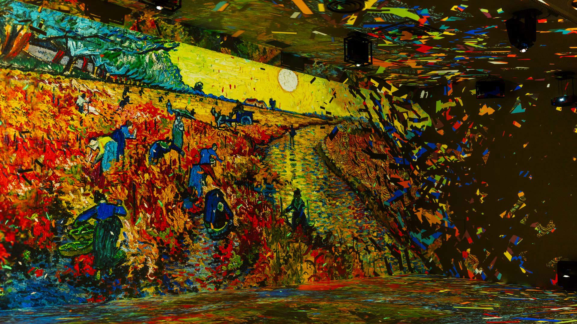 Beleuchtete Wand mit dekorativen Elementen