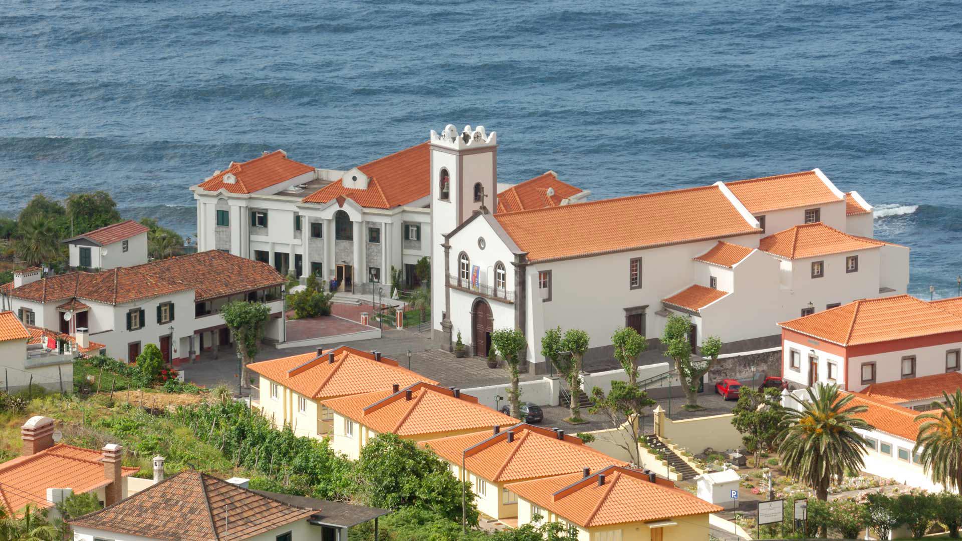Maisons et église près de la mer à Madère.